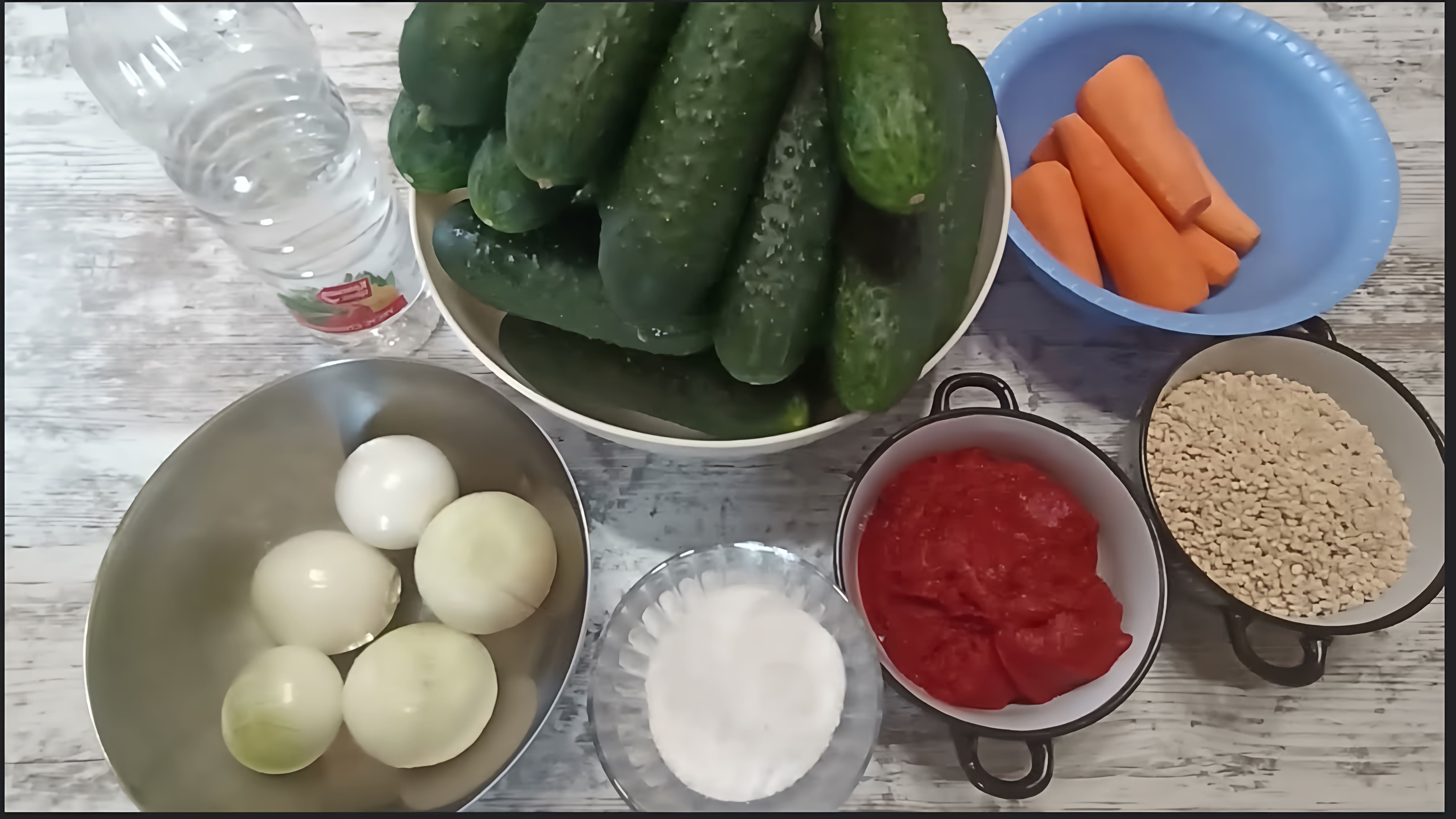 В этом видео демонстрируется процесс приготовления рассольника на зиму с использованием свежих огурцов, перловки и томатной пасты