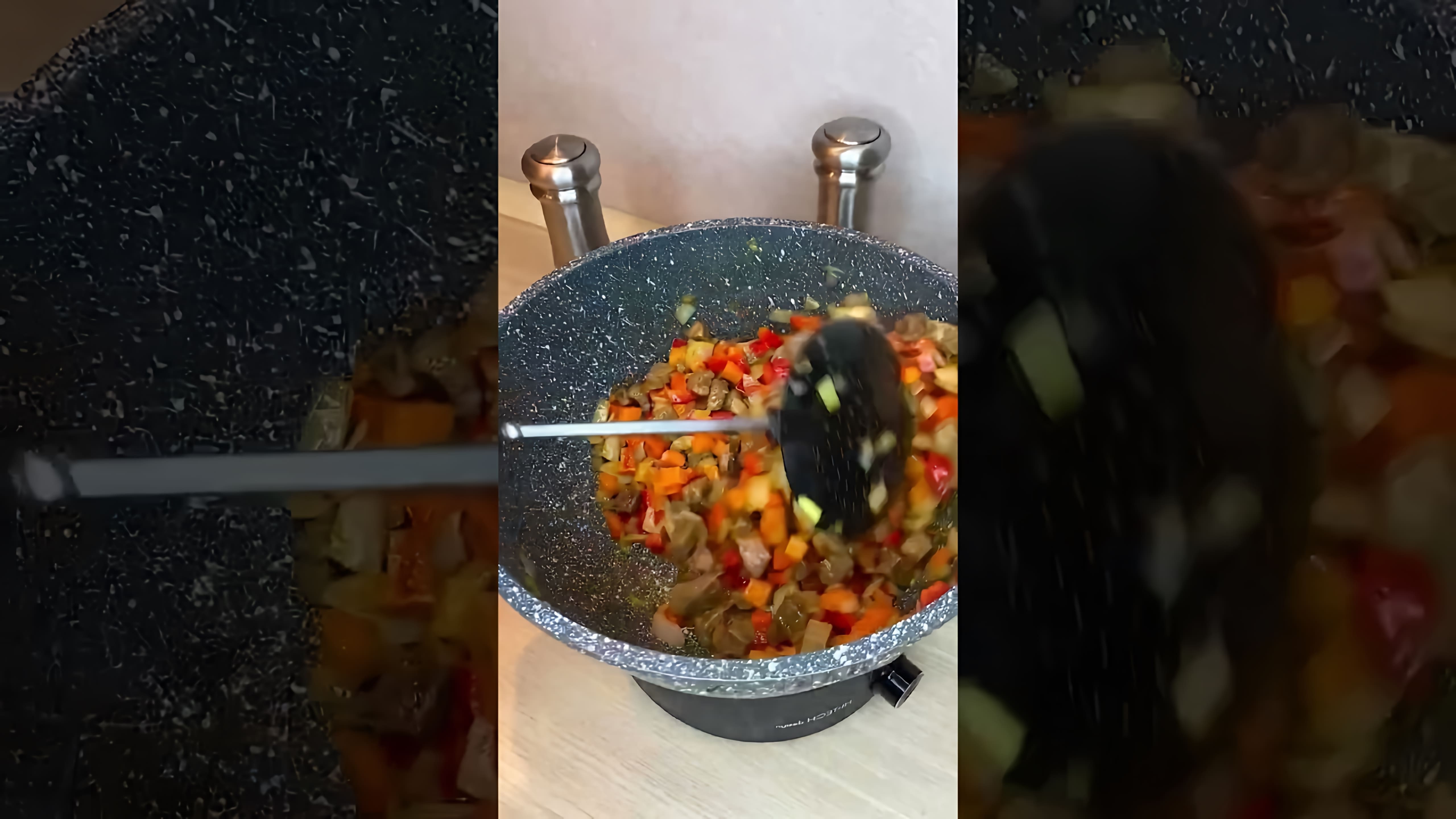 В этом видео демонстрируется процесс приготовления домашнего лагмана с говядиной