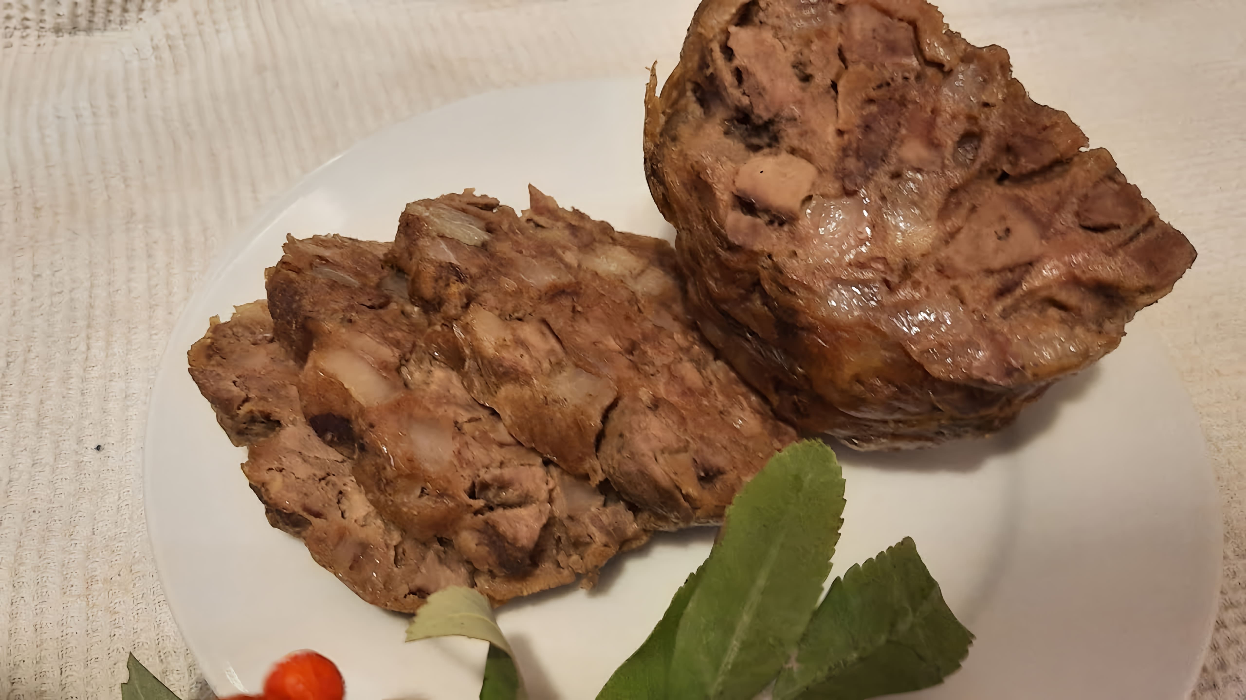 В этом видео демонстрируется процесс приготовления домашней колбасы из свиной печени и сала