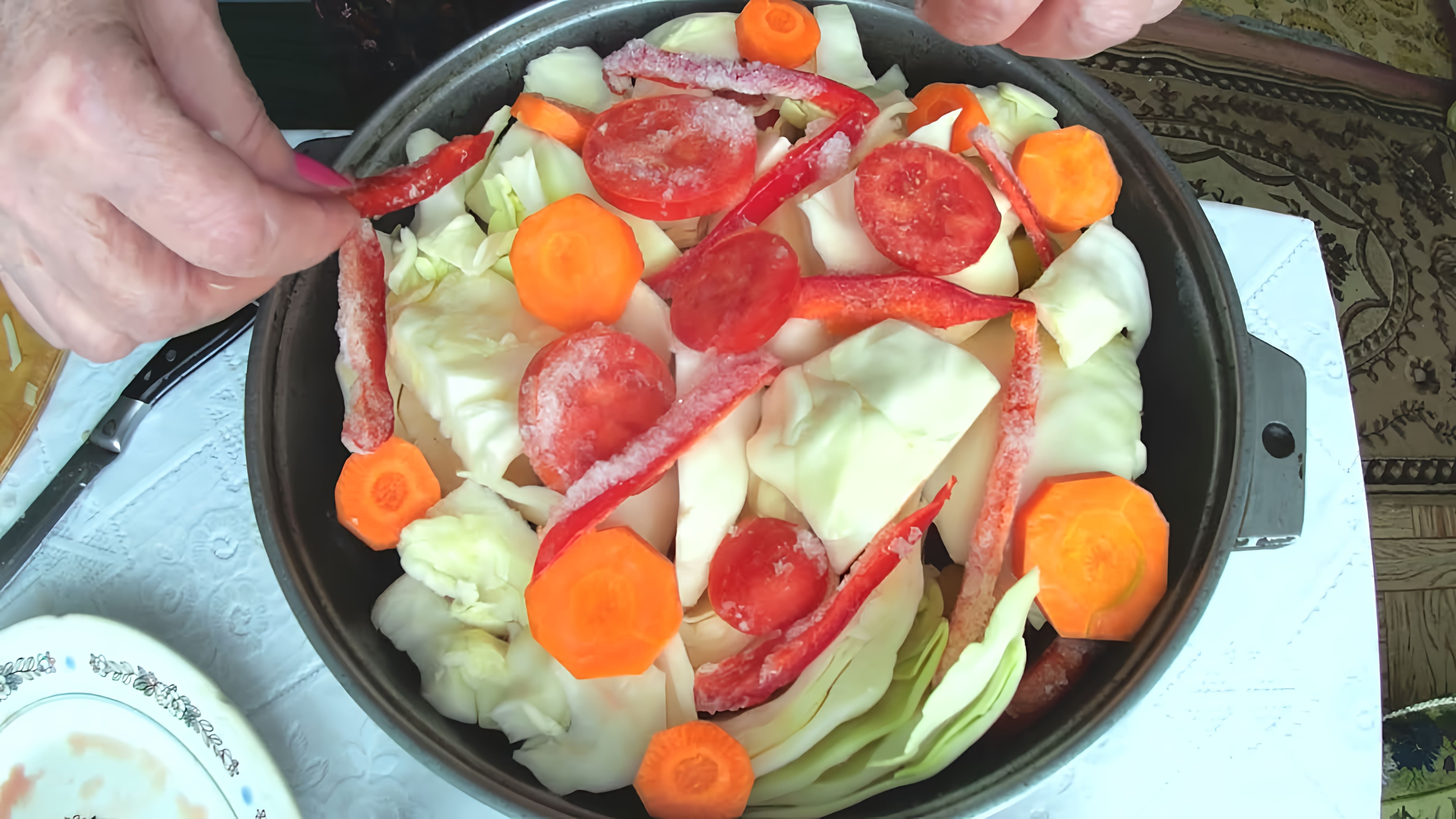 В этом видео демонстрируется процесс приготовления тушеного мяса с овощами в казане