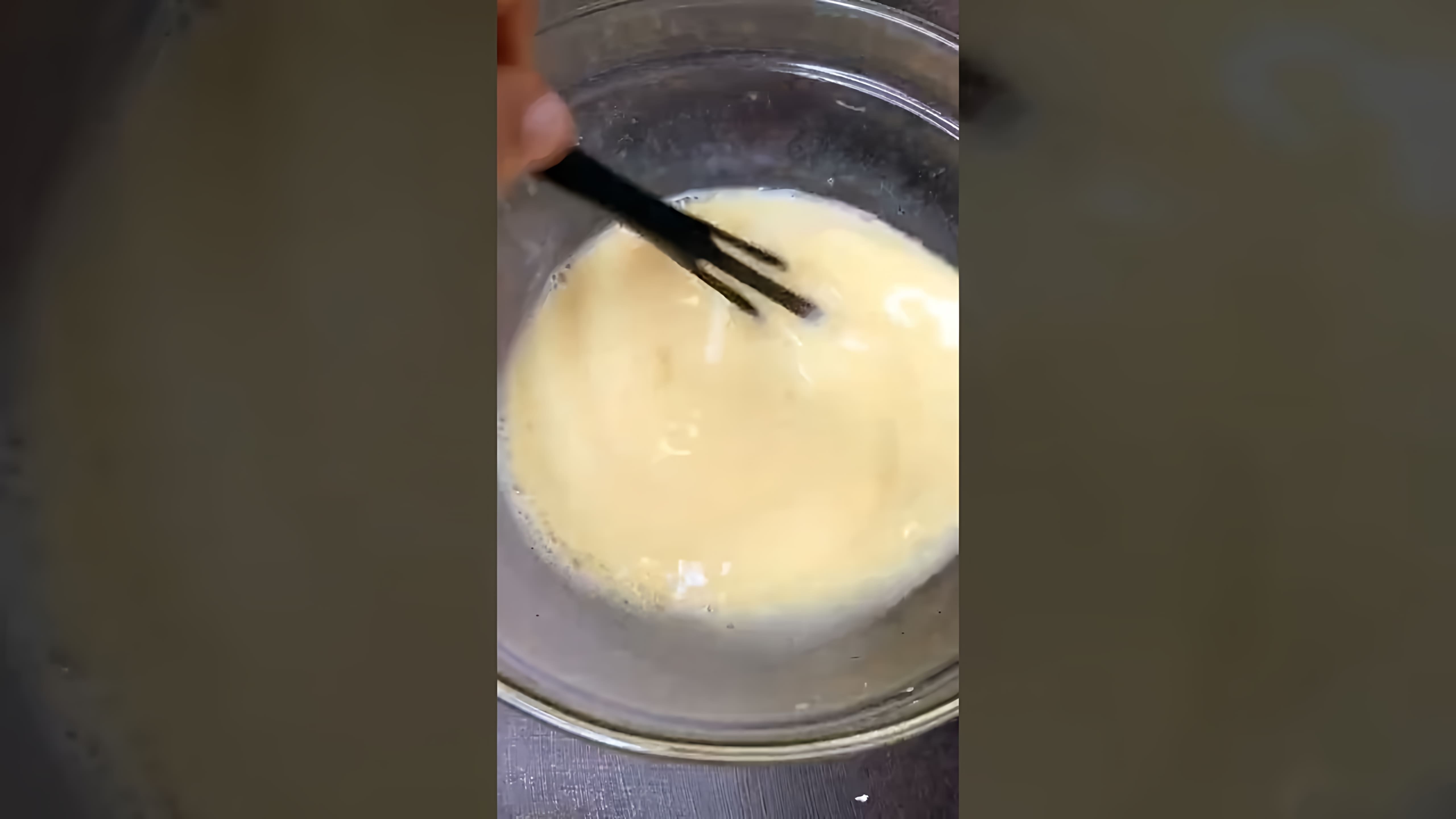В этом видео демонстрируется процесс приготовления кокосовых пончиков