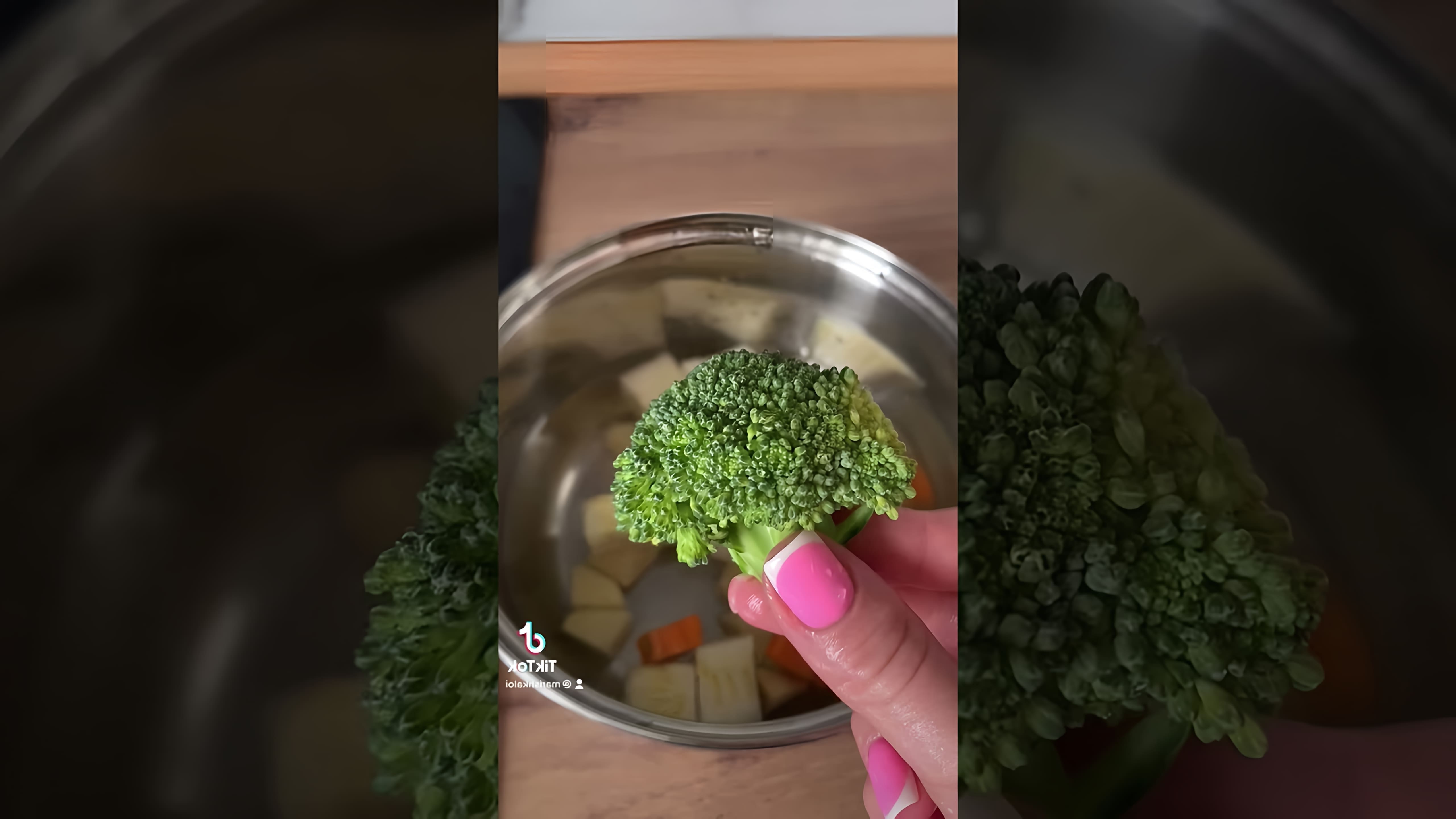 В этом видео-ролике рассказывается о том, как приготовить овощной суп с кроликом для ребенка