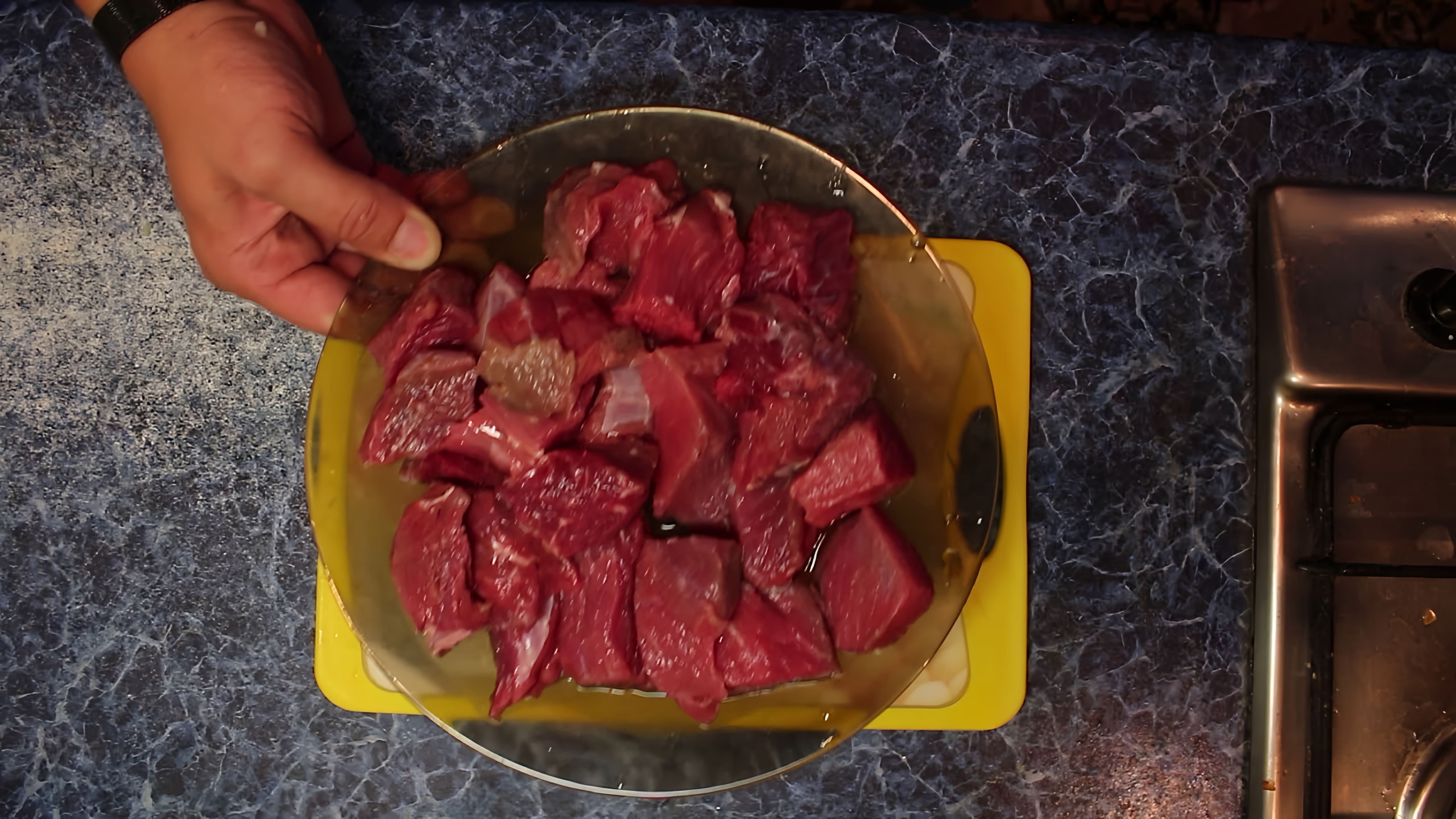 В этом видео мы видим, как дядя Дима готовит говядину тушеную с черносливом