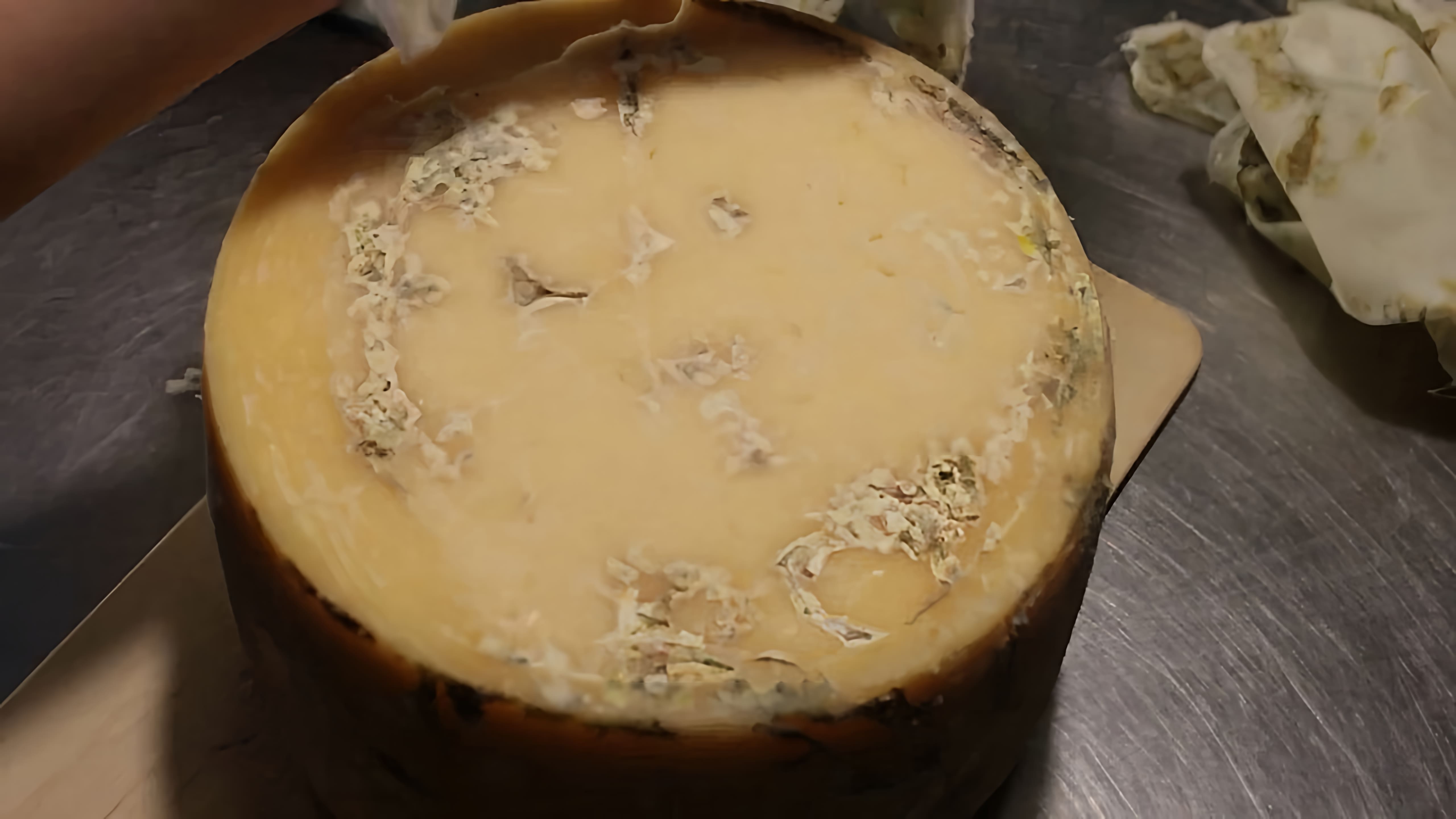 В этом видео Ольга Елисеева рассказывает о процессе приготовления сыра Чеддер