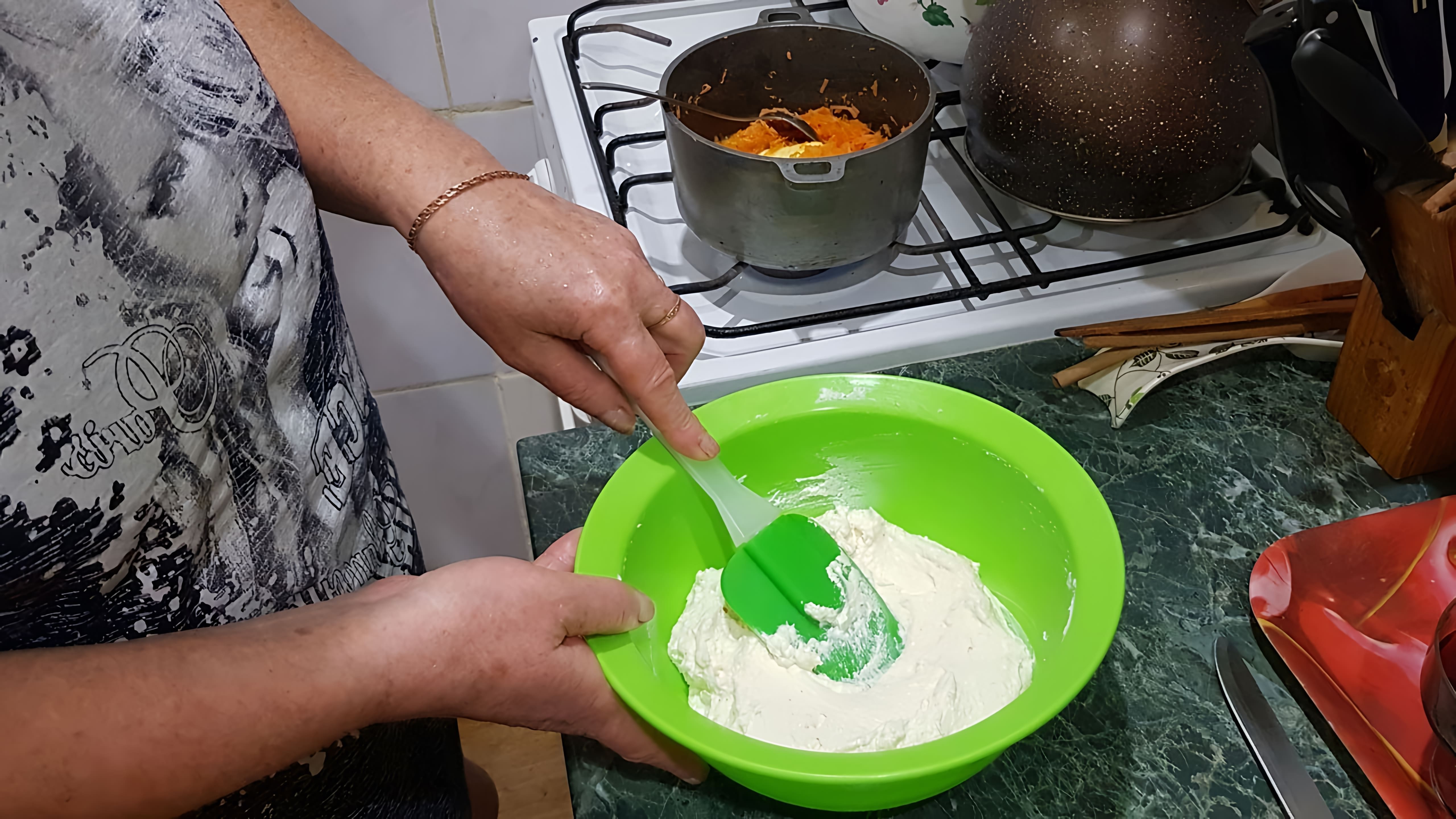 В этом видео демонстрируется рецепт творожной запеканки с морковью и манкой в духовке