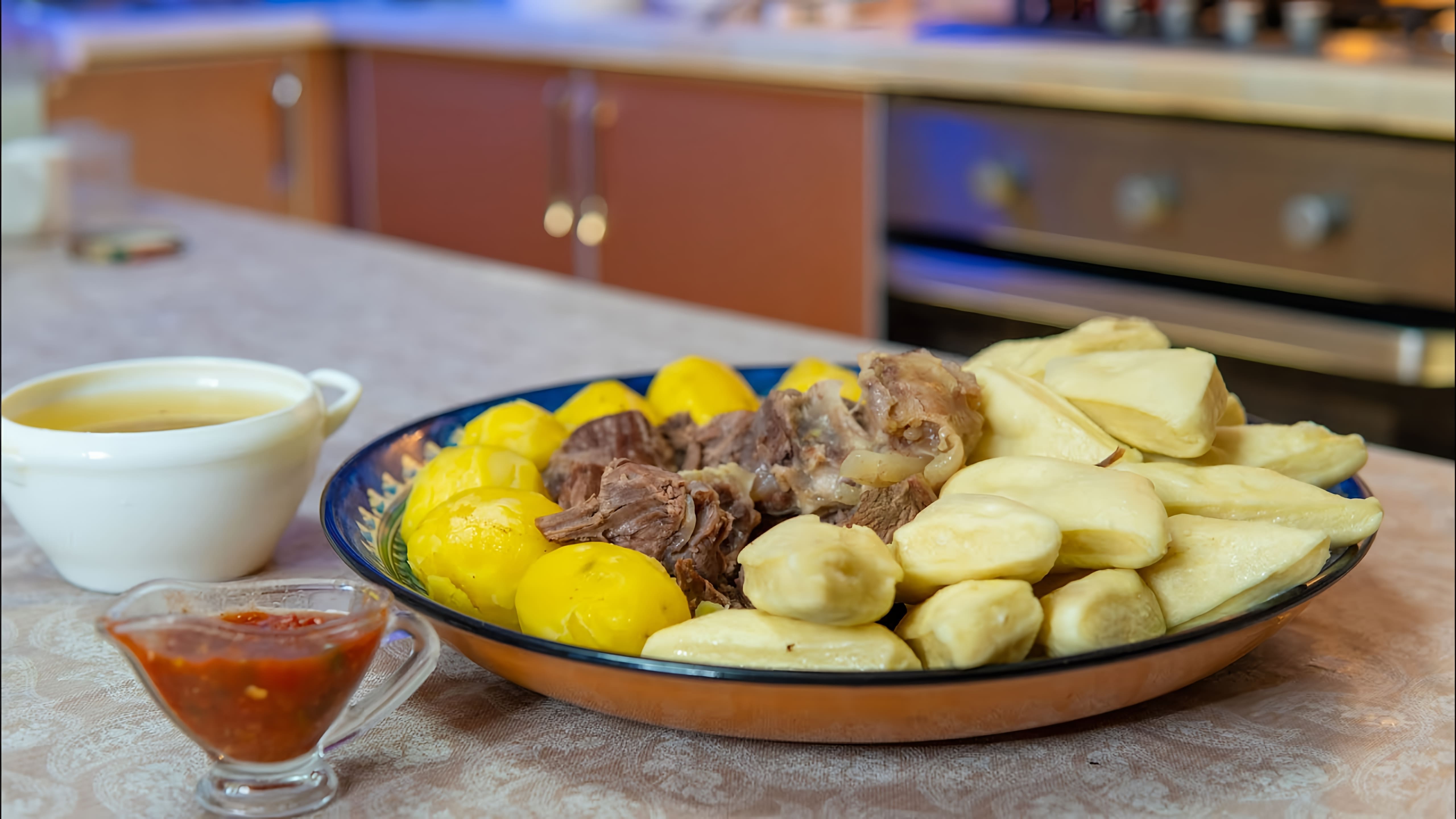 В этом видео демонстрируется процесс приготовления аварского хинкала, традиционного блюда Дагестана