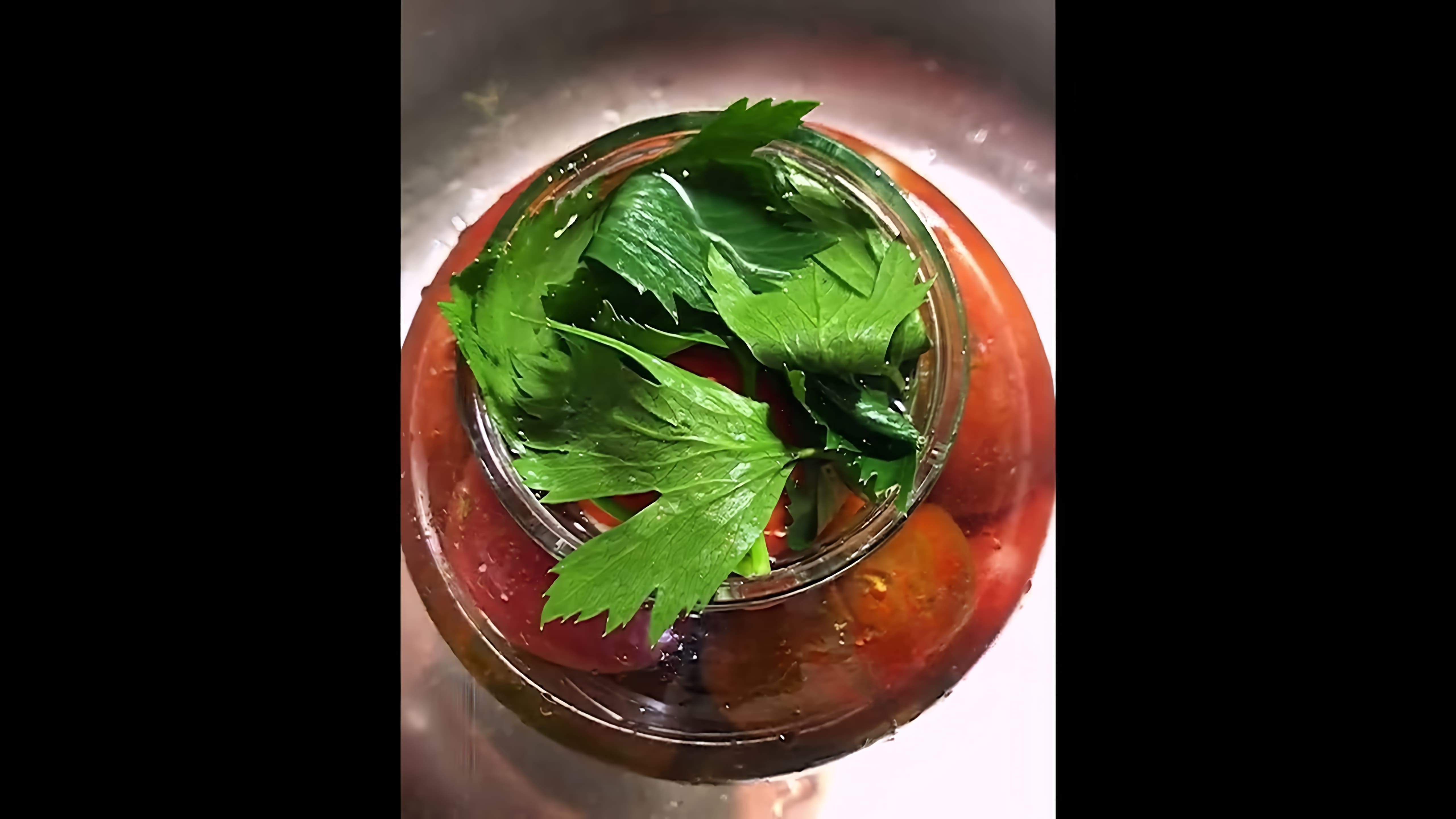 В этом видео демонстрируется простой и быстрый способ приготовления соленых помидоров
