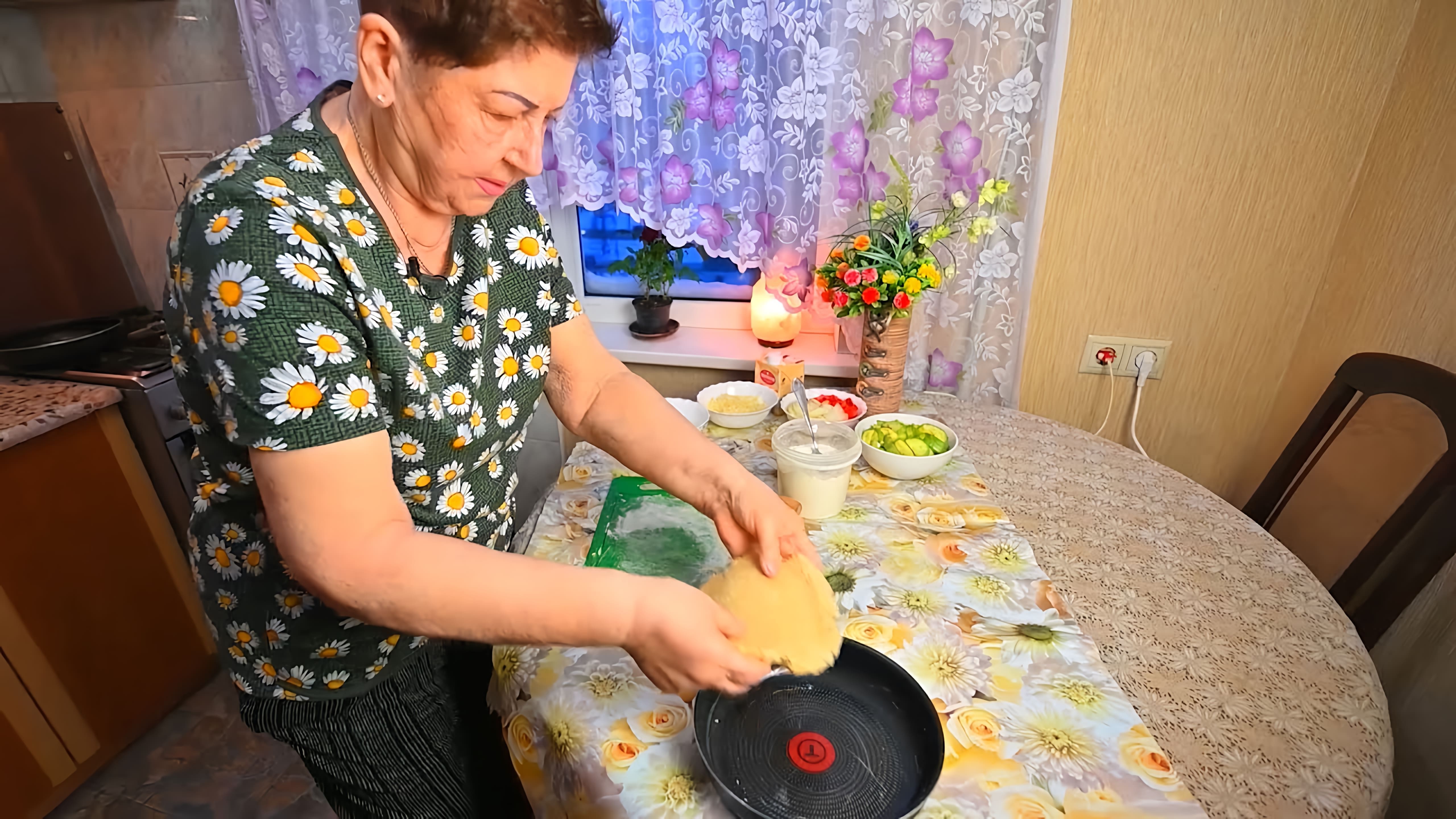 В этом видео демонстрируется рецепт приготовления вкусного пирога с кабачками, болгарским перцем, луком и овсянкой
