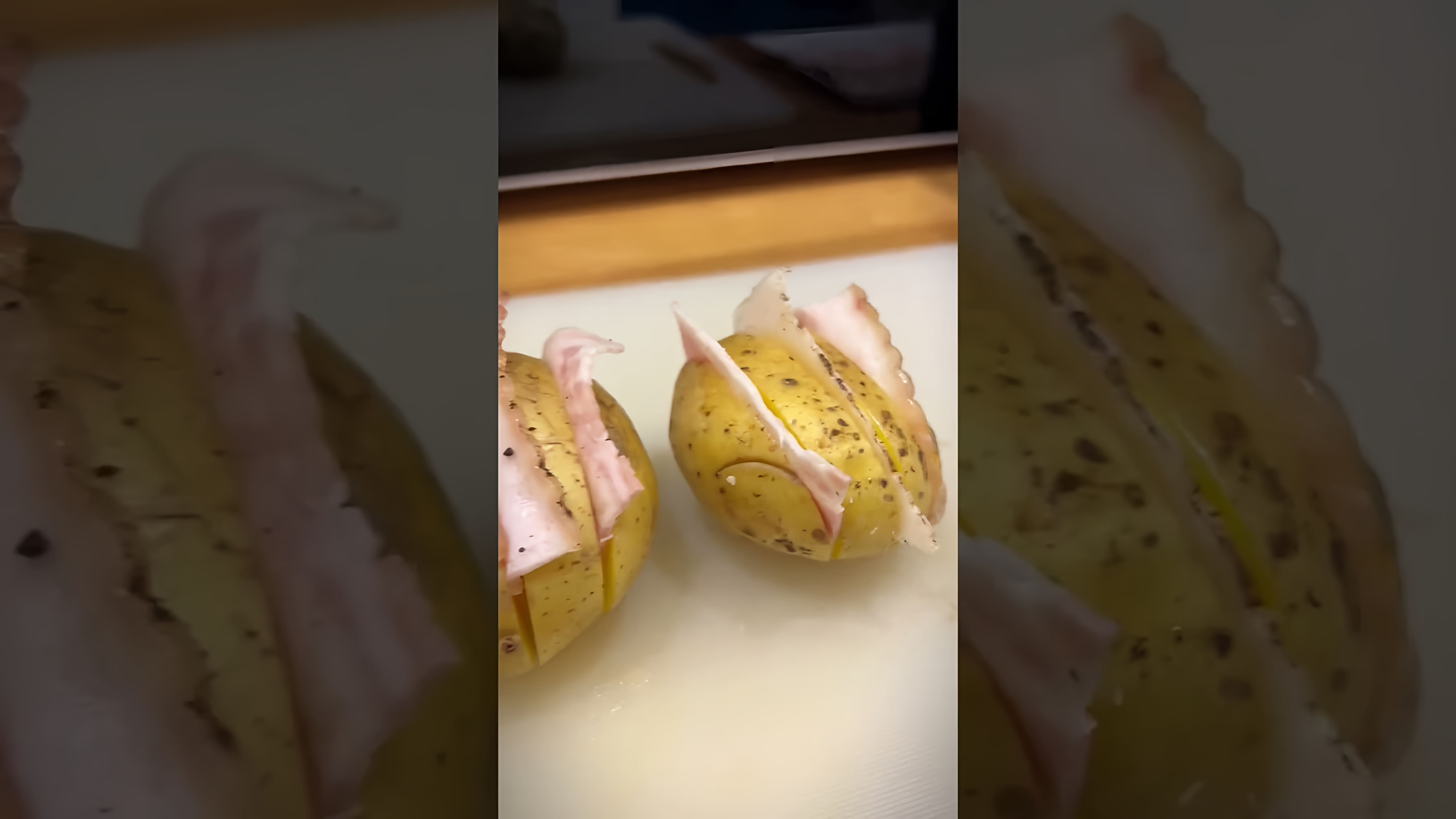 Вкусная Картошка с салом в фольге! Печёный картофель с беконом на углях - это видео-ролик, который демонстрирует процесс приготовления вкусного и ароматного блюда из картофеля и бекона на углях