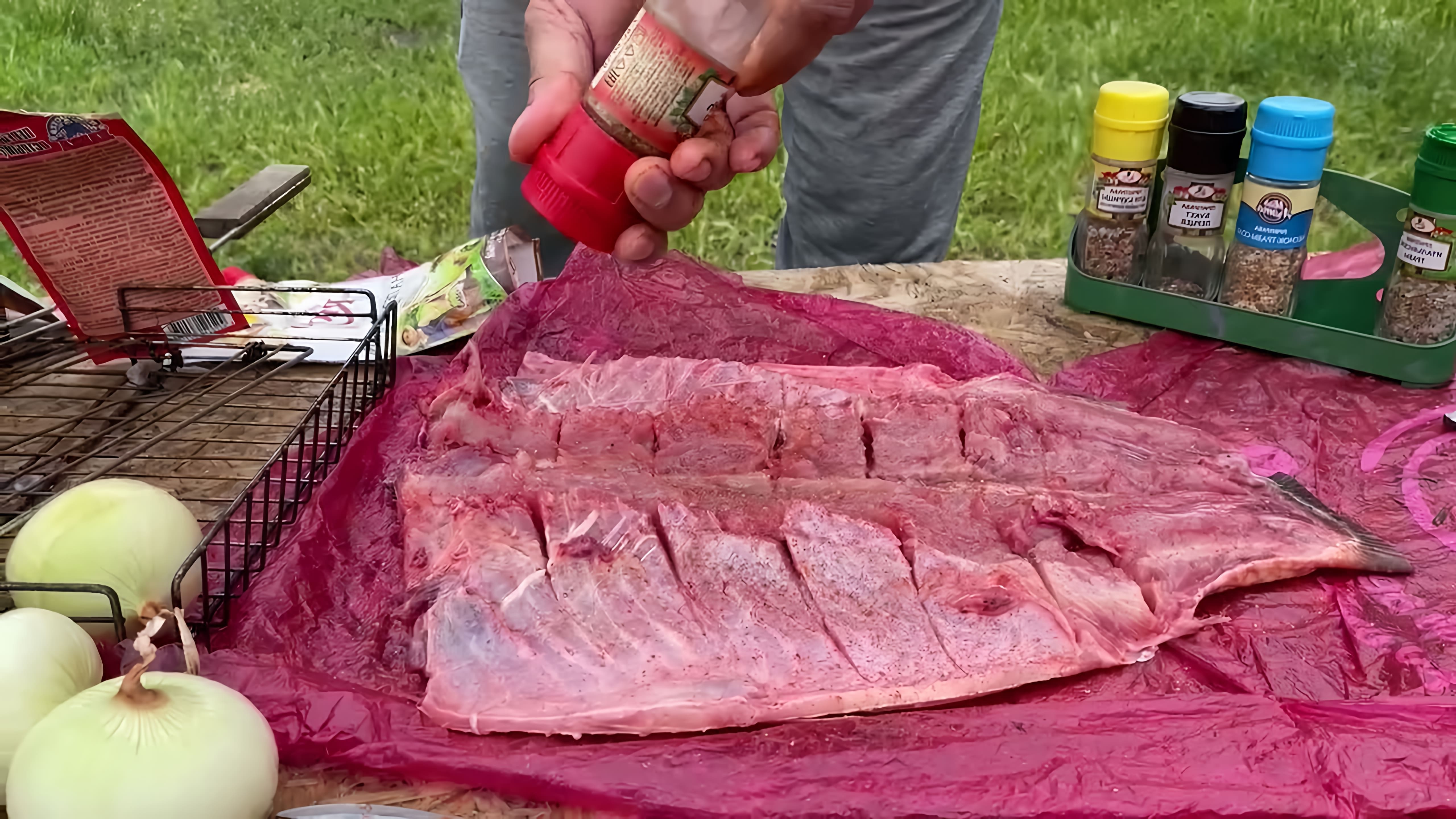 В этом видео рассказывается о приготовлении казахского блюда - запеченного сазана на мангале