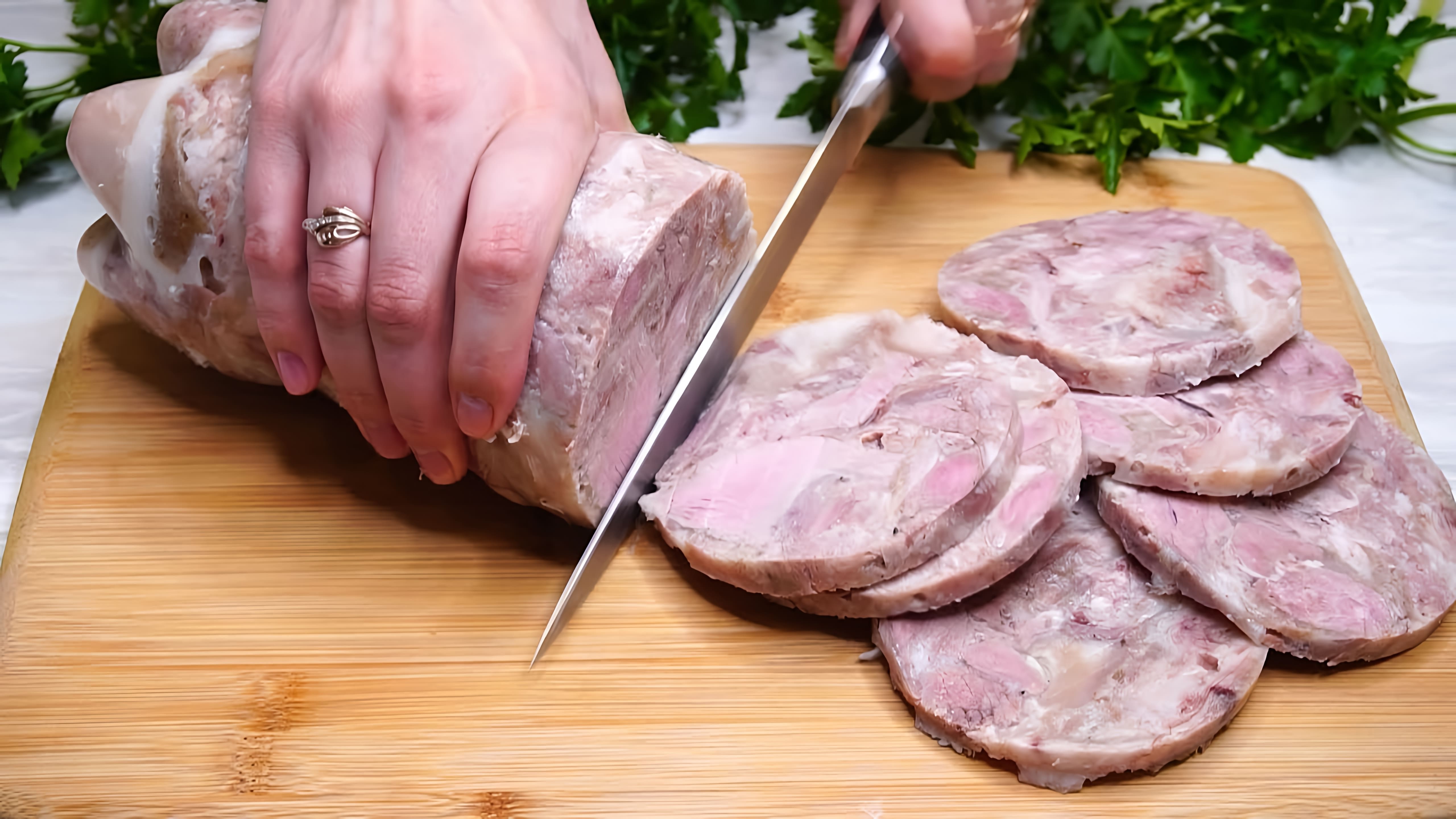 В данном видео демонстрируется рецепт приготовления домашней колбасы из свиных рулек