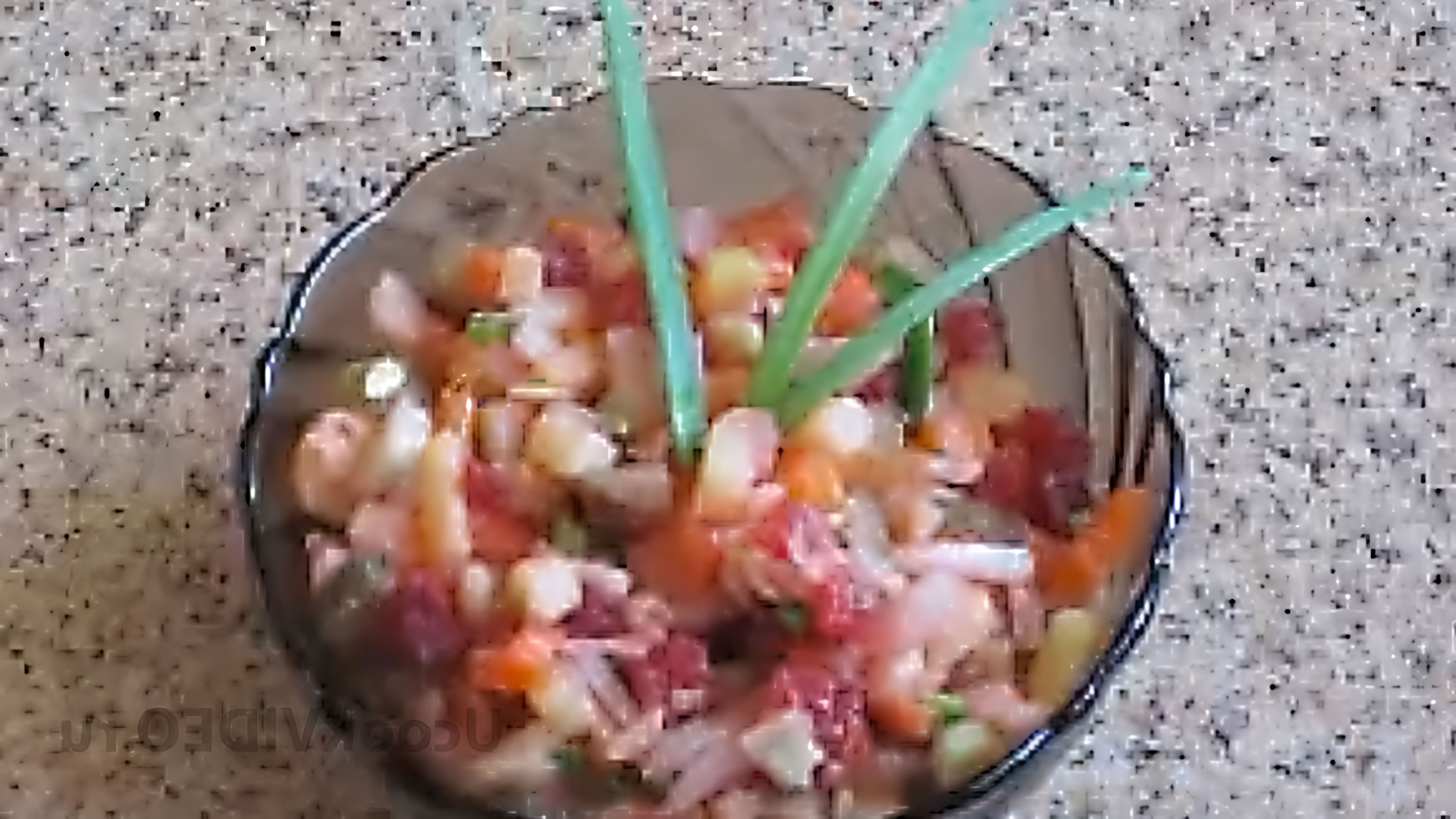 В этом видео представлен рецепт приготовления винегрета со свежими огурцами