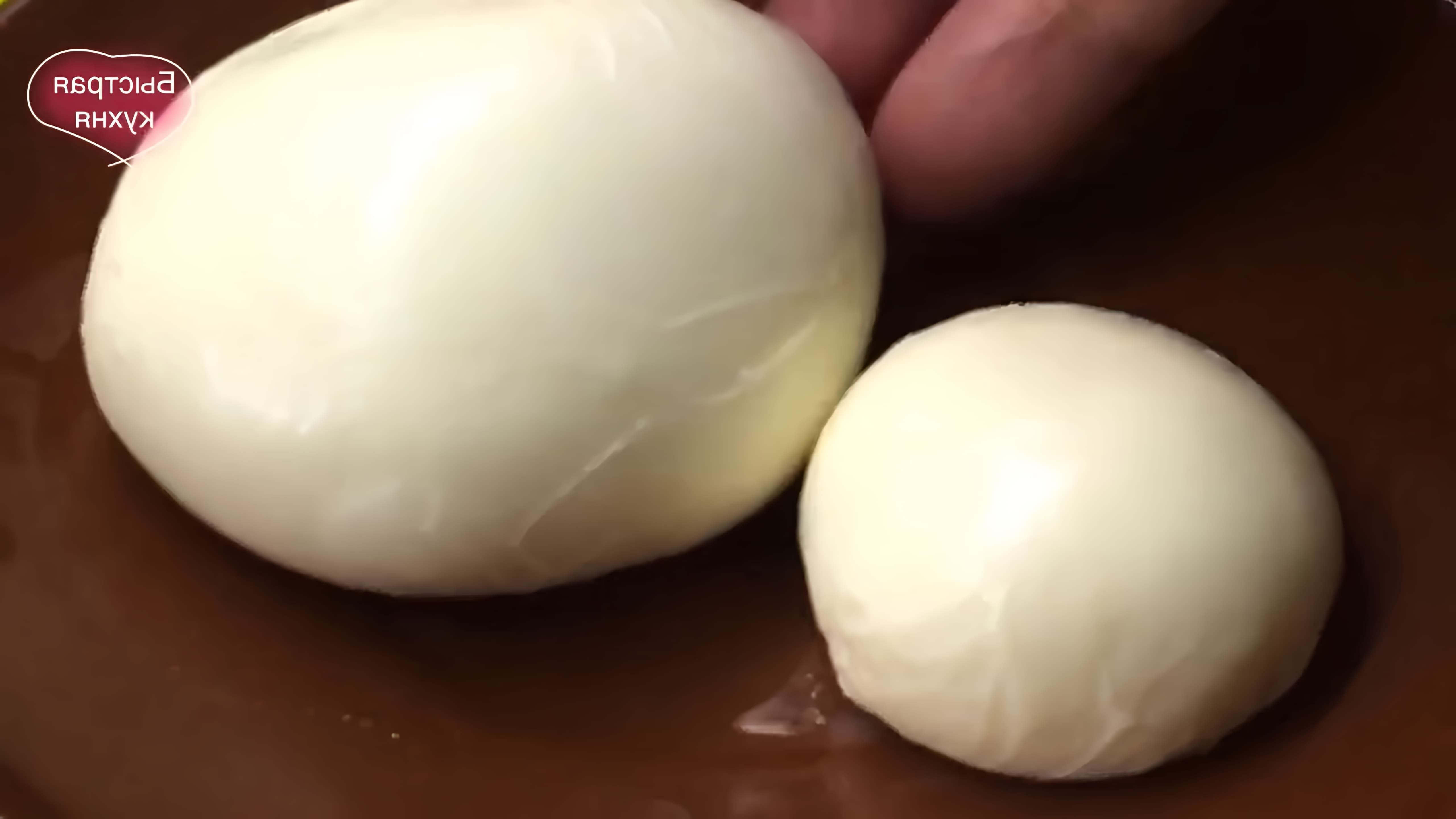 Видео демонстрирует процесс приготовления моцареллы дома, используя только два ингредиента - молоко и уксус