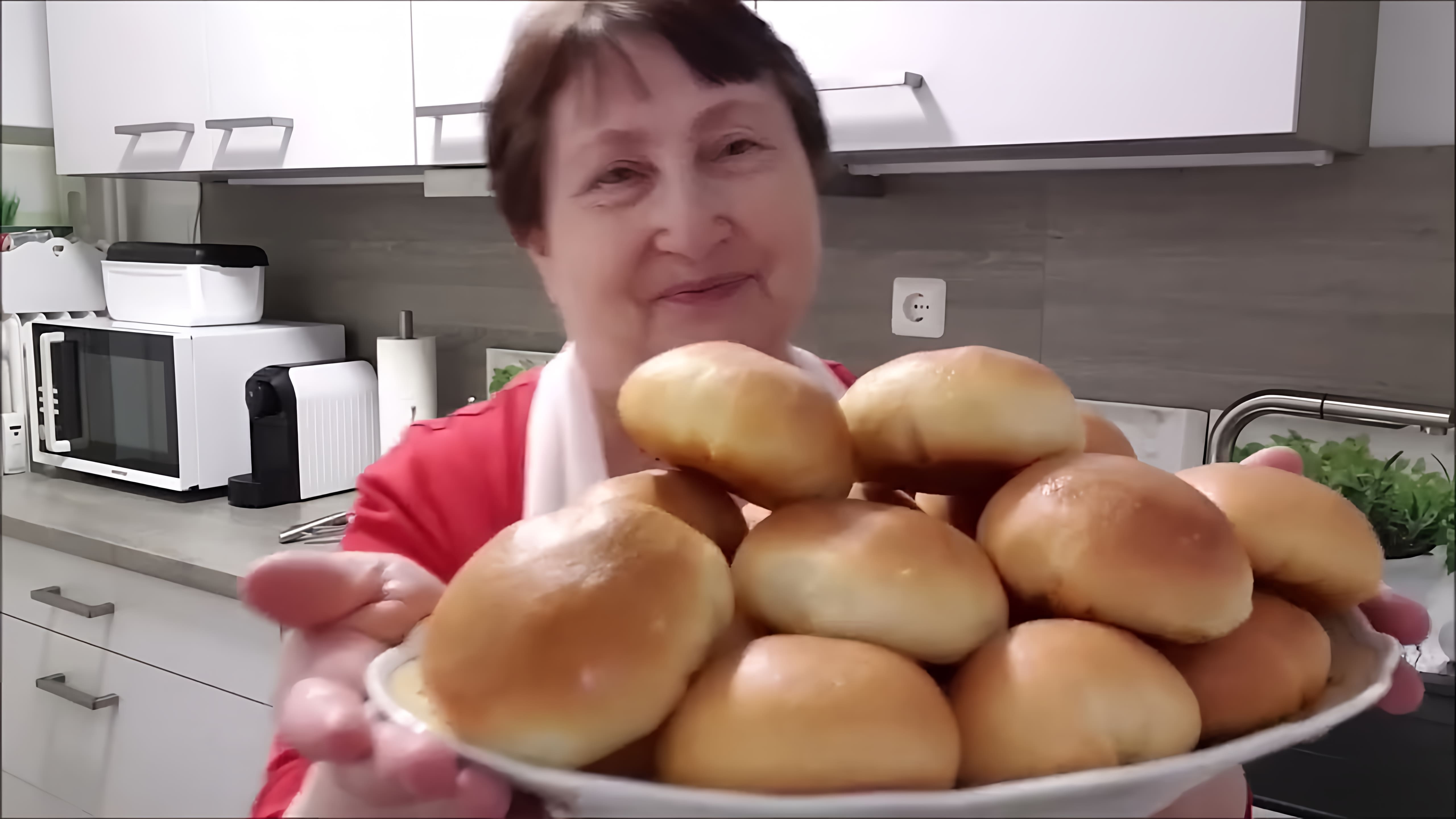 В этом видео показано, как приготовить пирожки с капустой в духовке