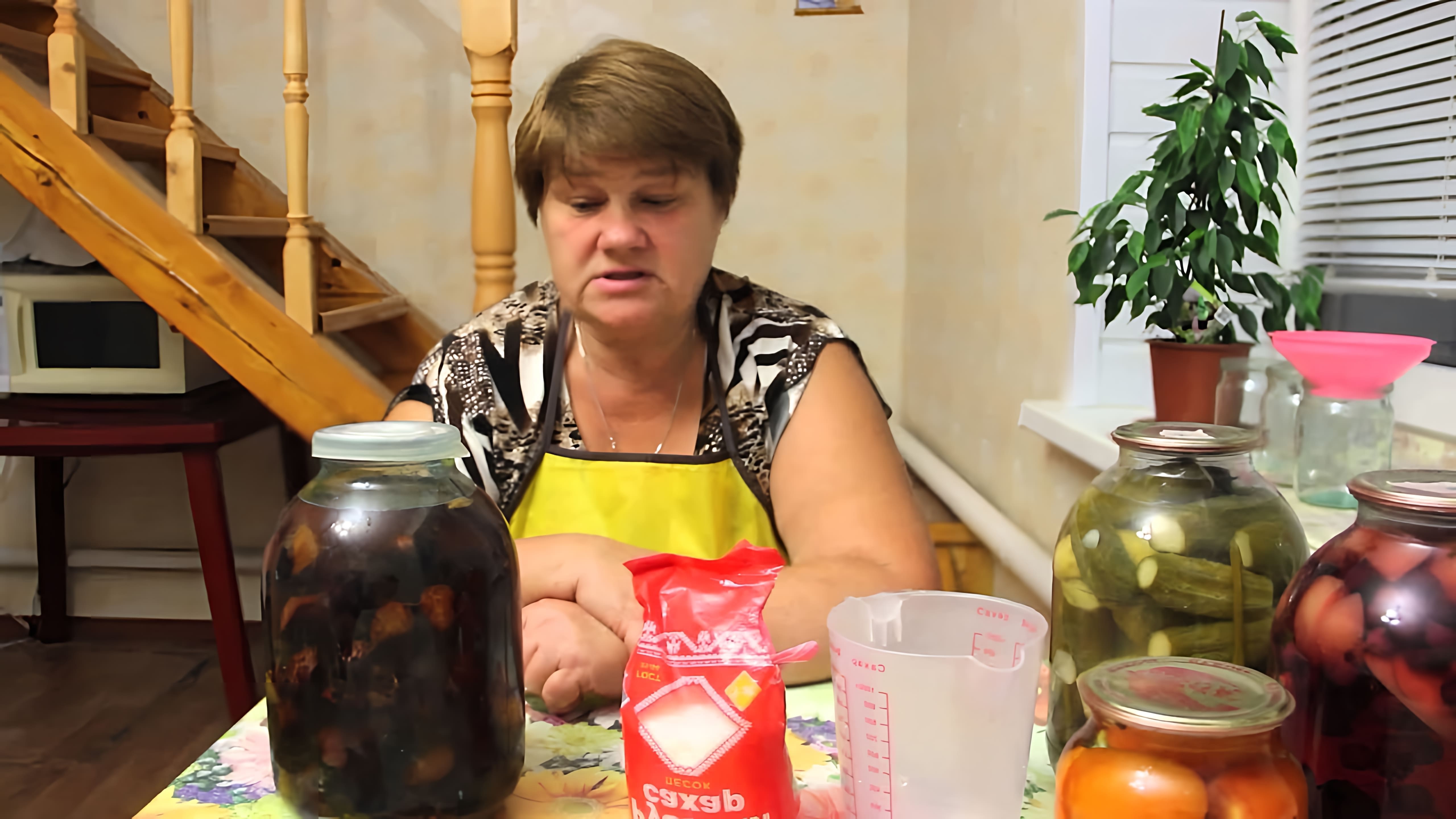 В этом видео Юлия делится рецептами приготовления настоек из слив и ягод