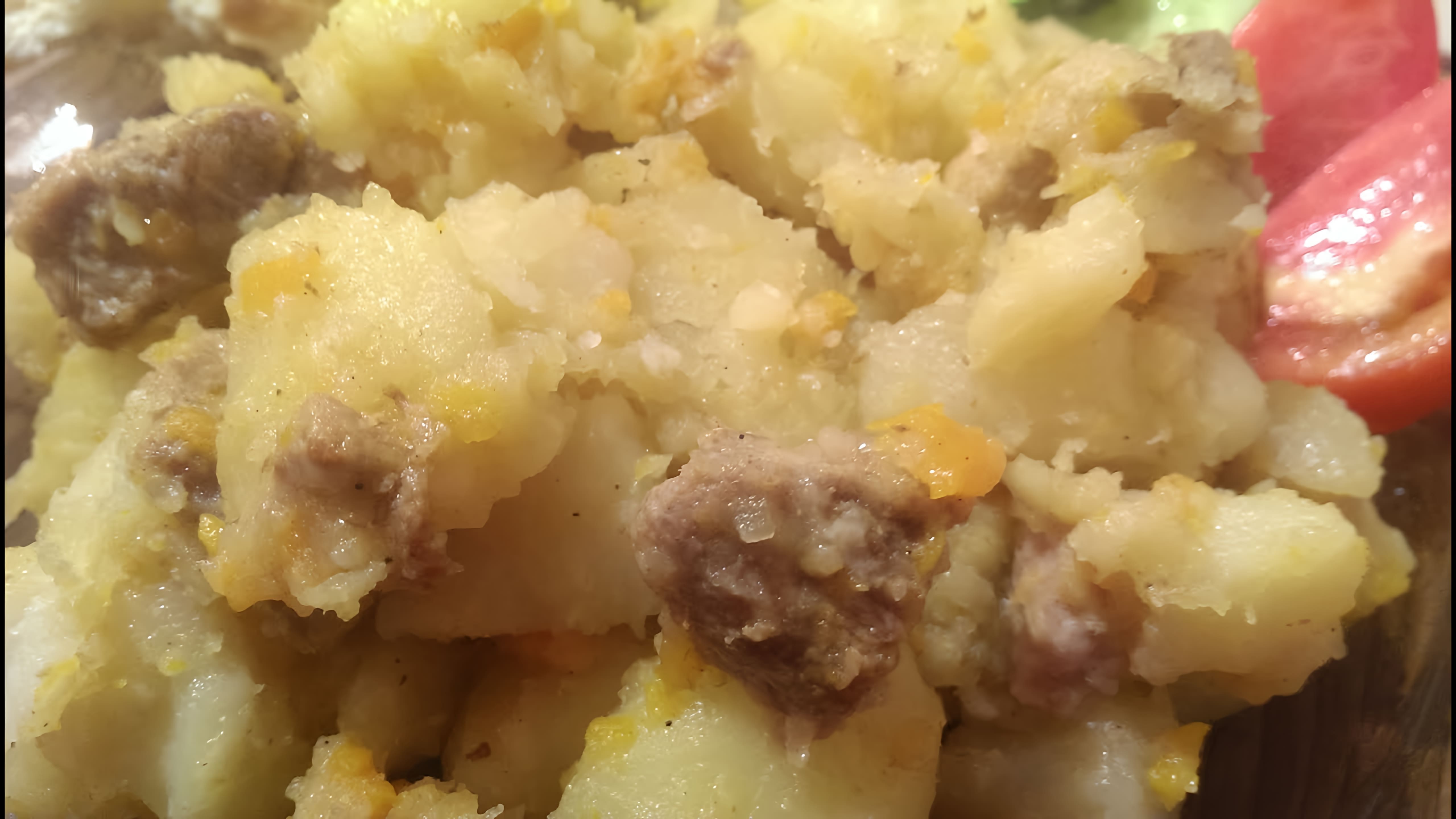 В этом видео демонстрируется процесс приготовления тушеного мяса с картошкой