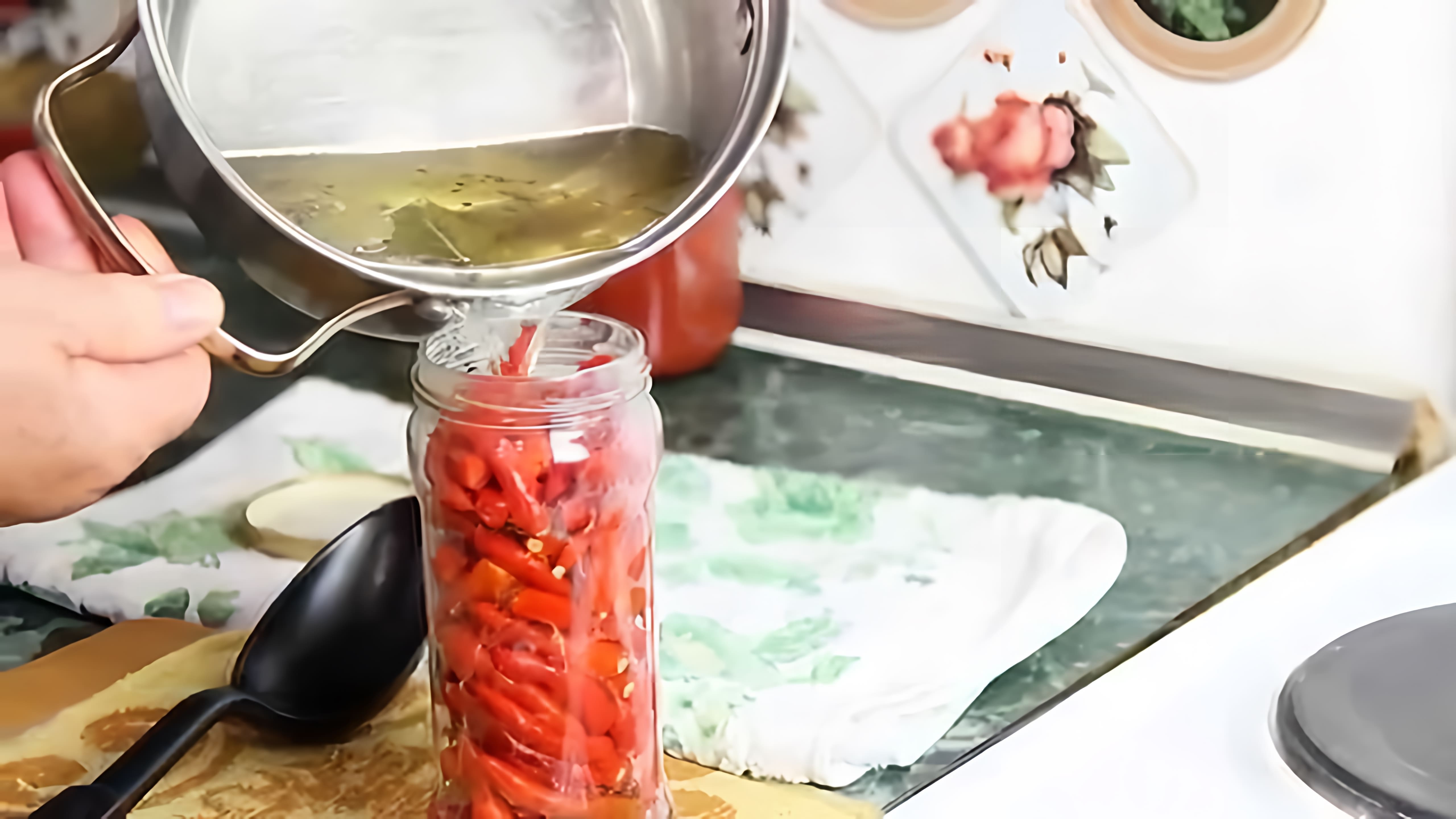 Видео показывает рецепт маринования острых перцев