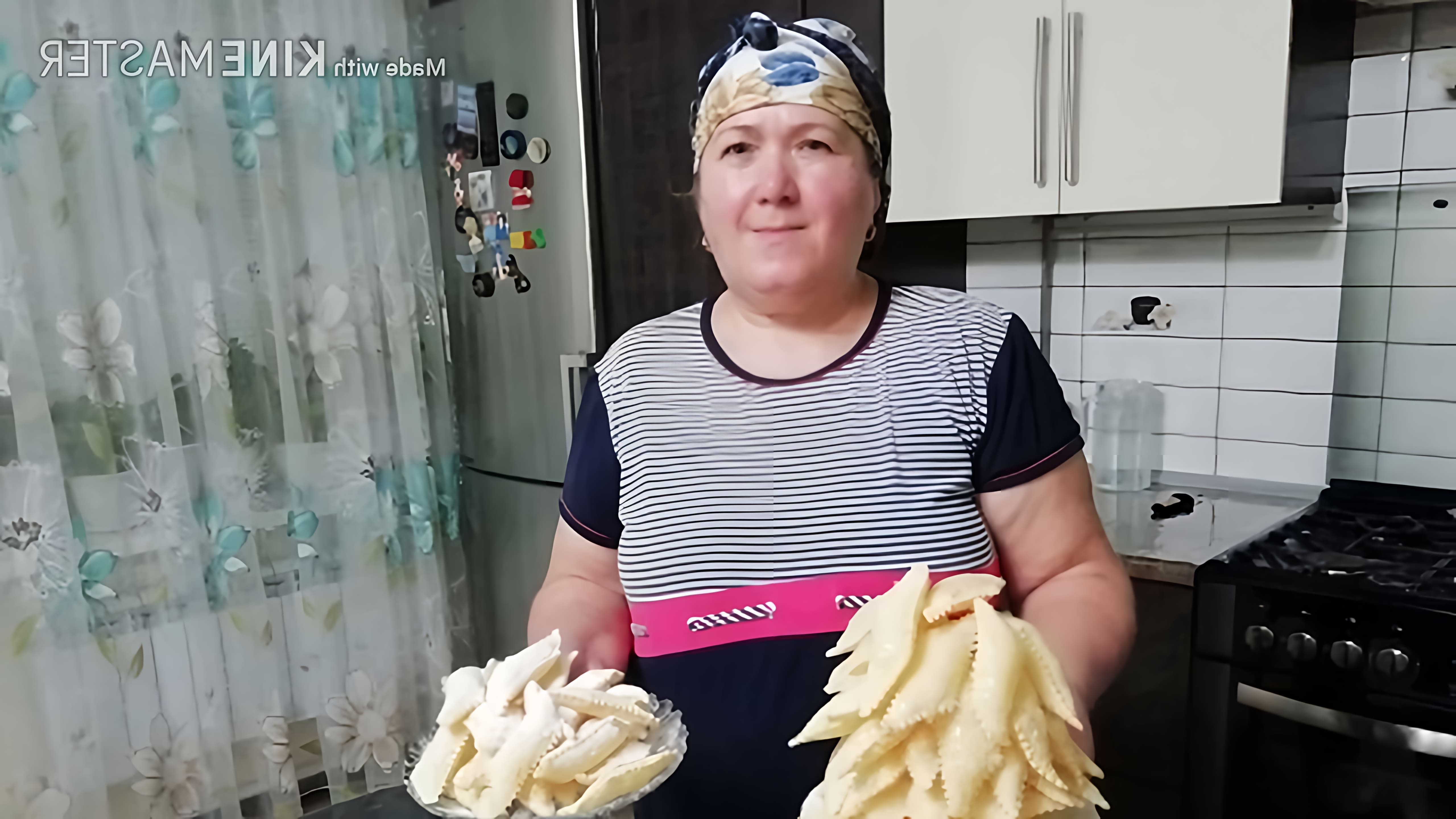 В этом видео демонстрируется процесс приготовления татарской национальной сладости "Кош теле" или "Хворост"