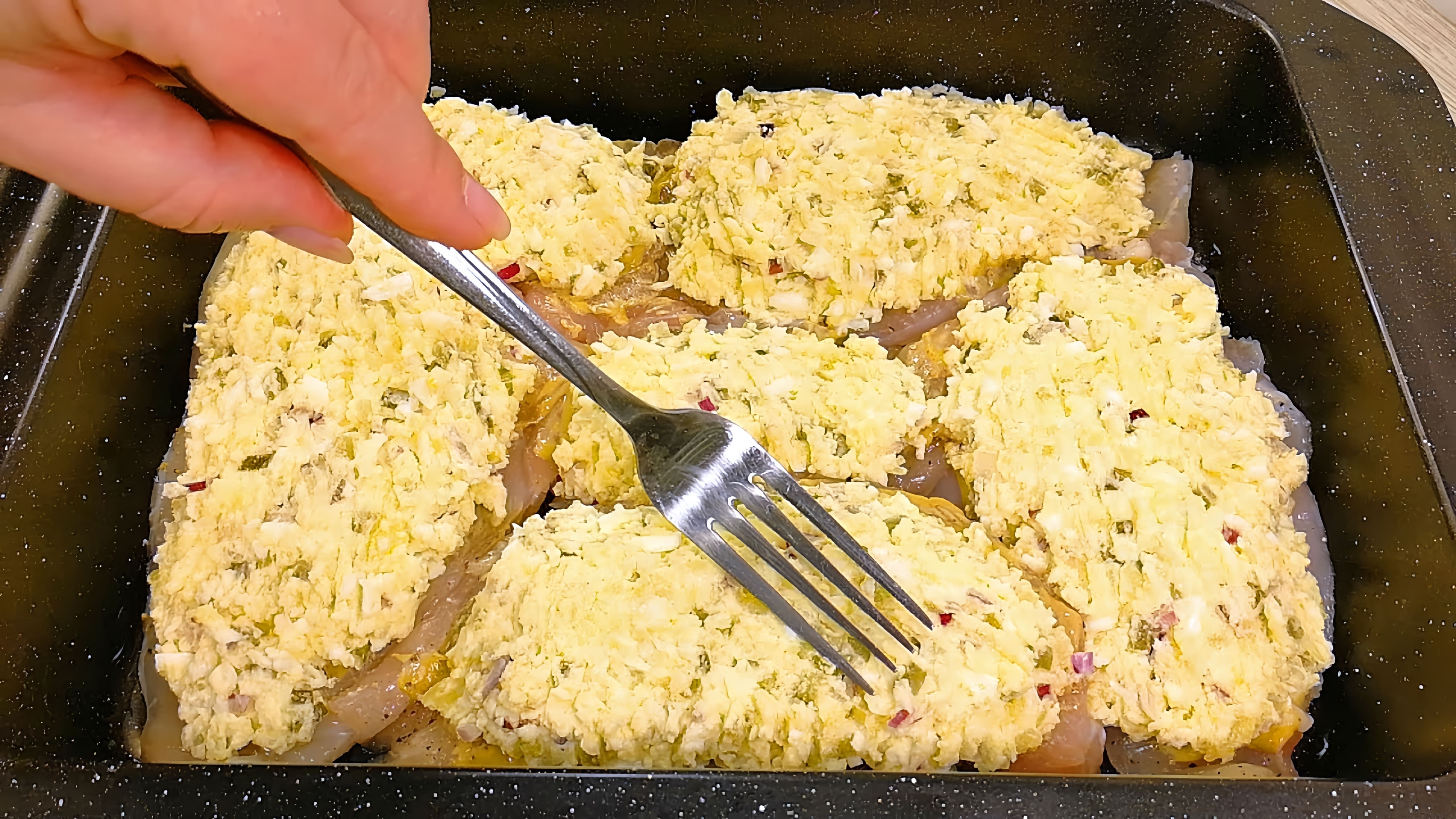 В этом видео демонстрируется процесс приготовления горячего блюда с гарниром
