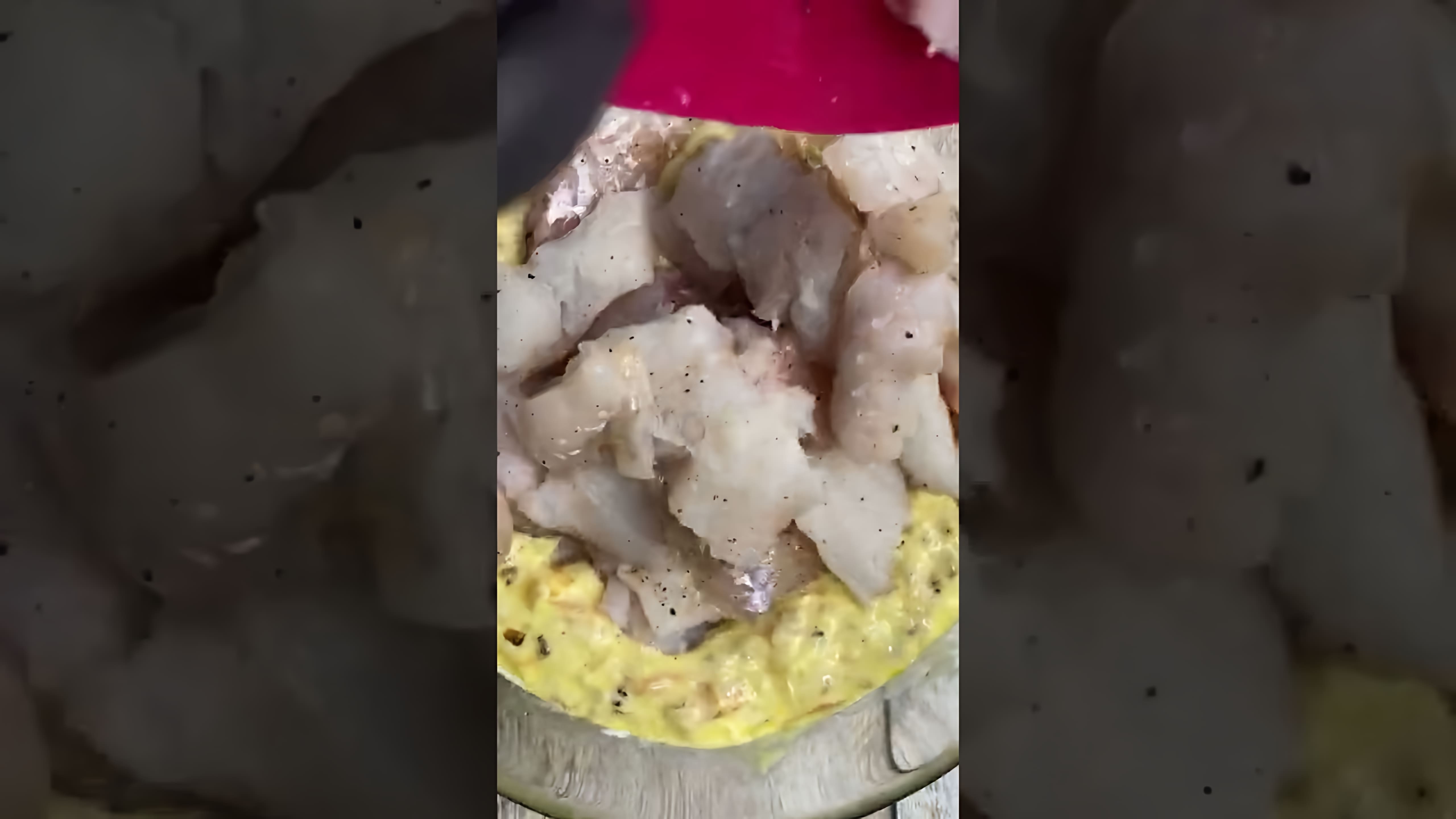 В этом видео демонстрируется рецепт запеканки с рыбой