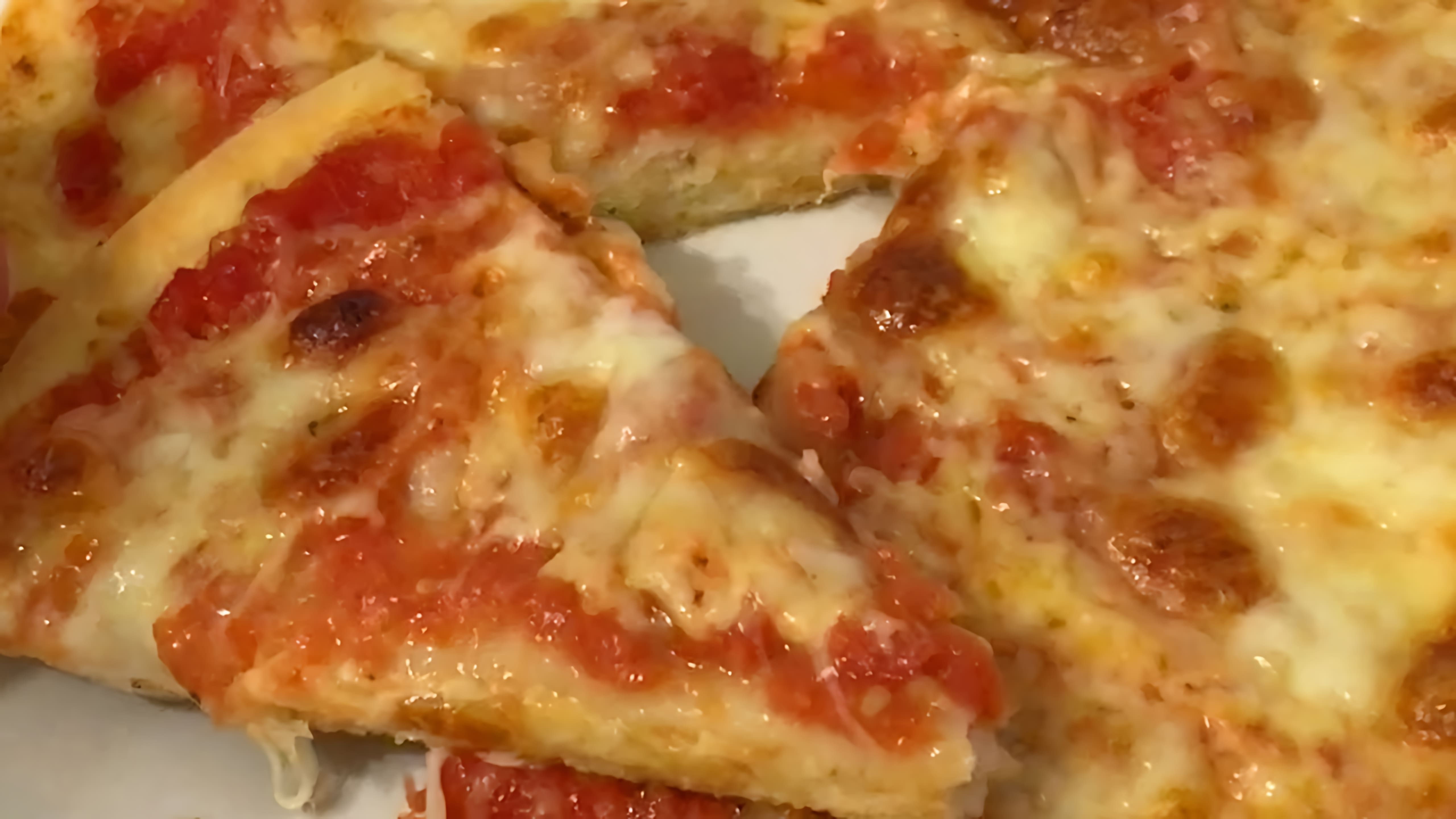 В этом видео демонстрируется процесс приготовления пиццы Маргарита в домашних условиях