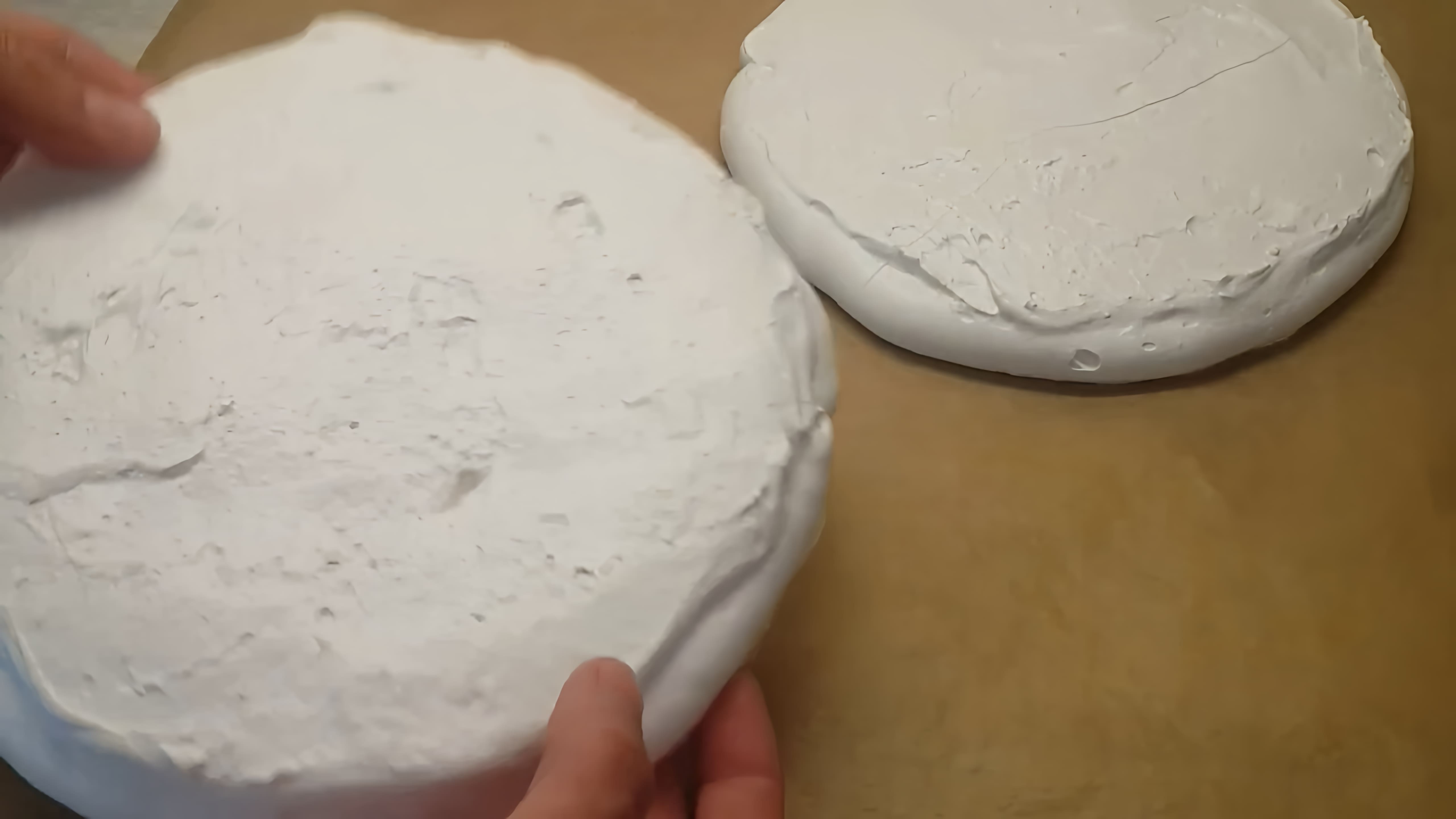 В этом видео демонстрируется процесс приготовления безе и коржей для торта