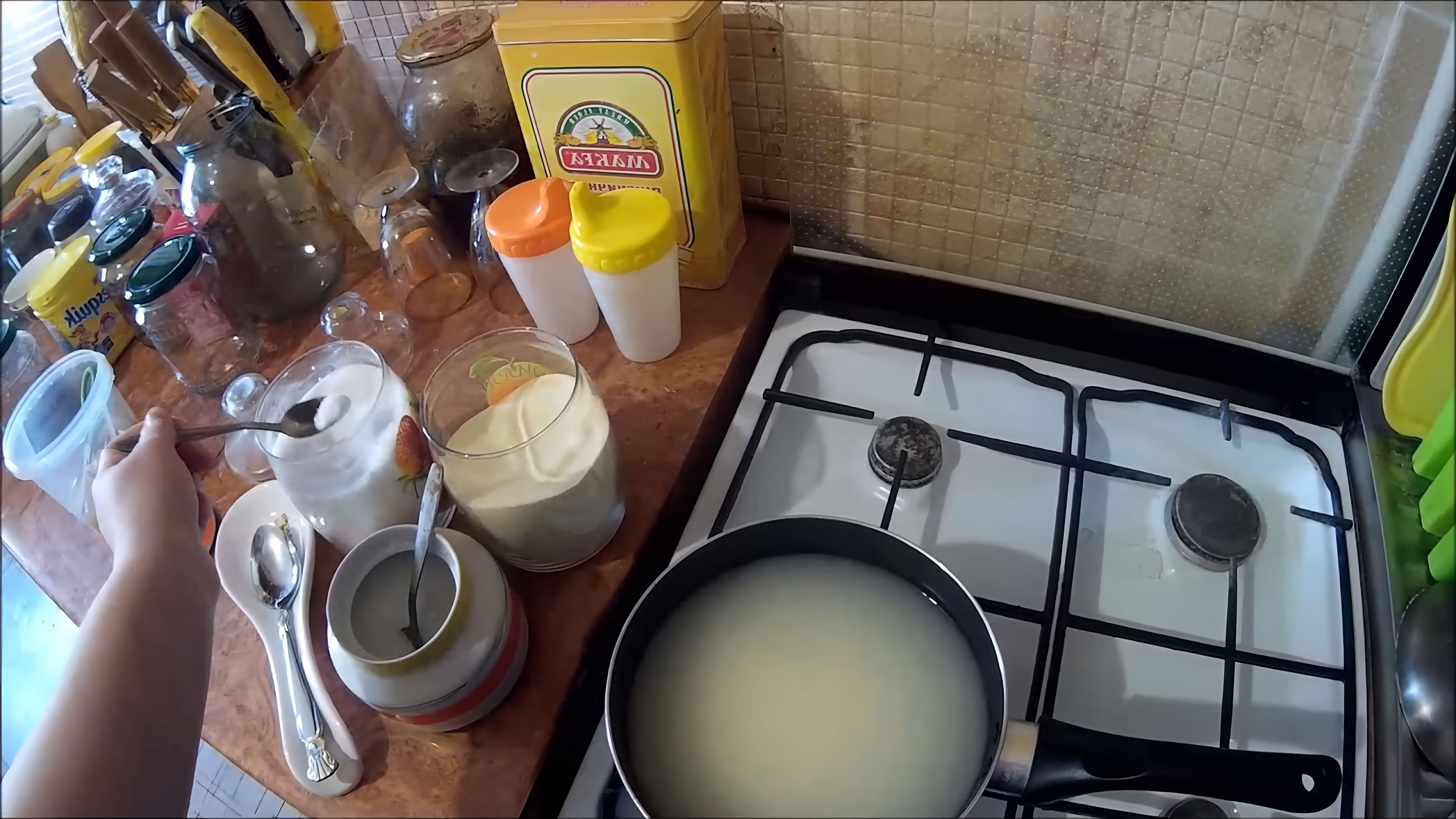 В этом видео демонстрируется процесс приготовления манной каши на воде без комочков