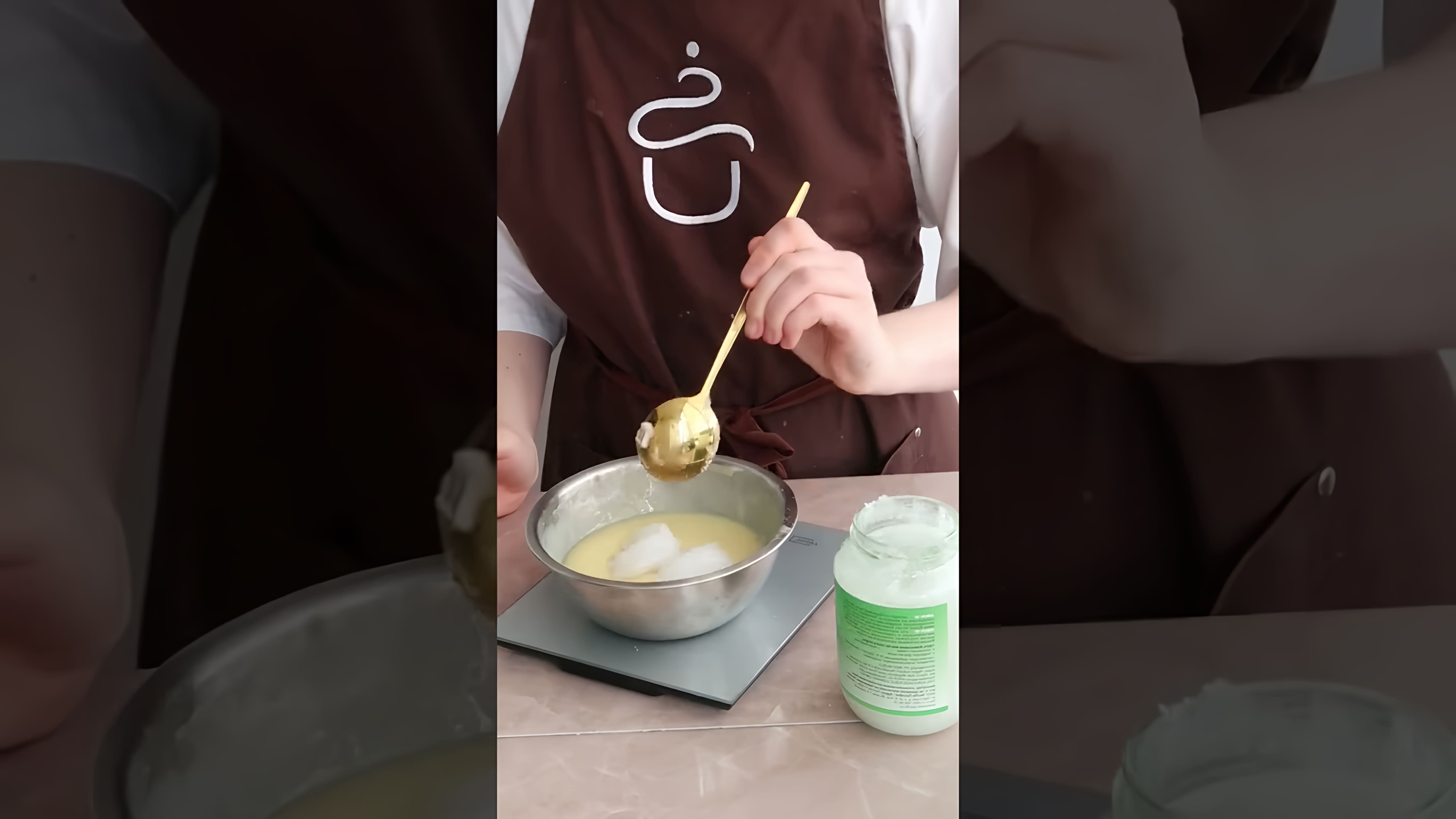 В этом видео демонстрируется, как приготовить конфеты "Рафаэлло" в домашних условиях