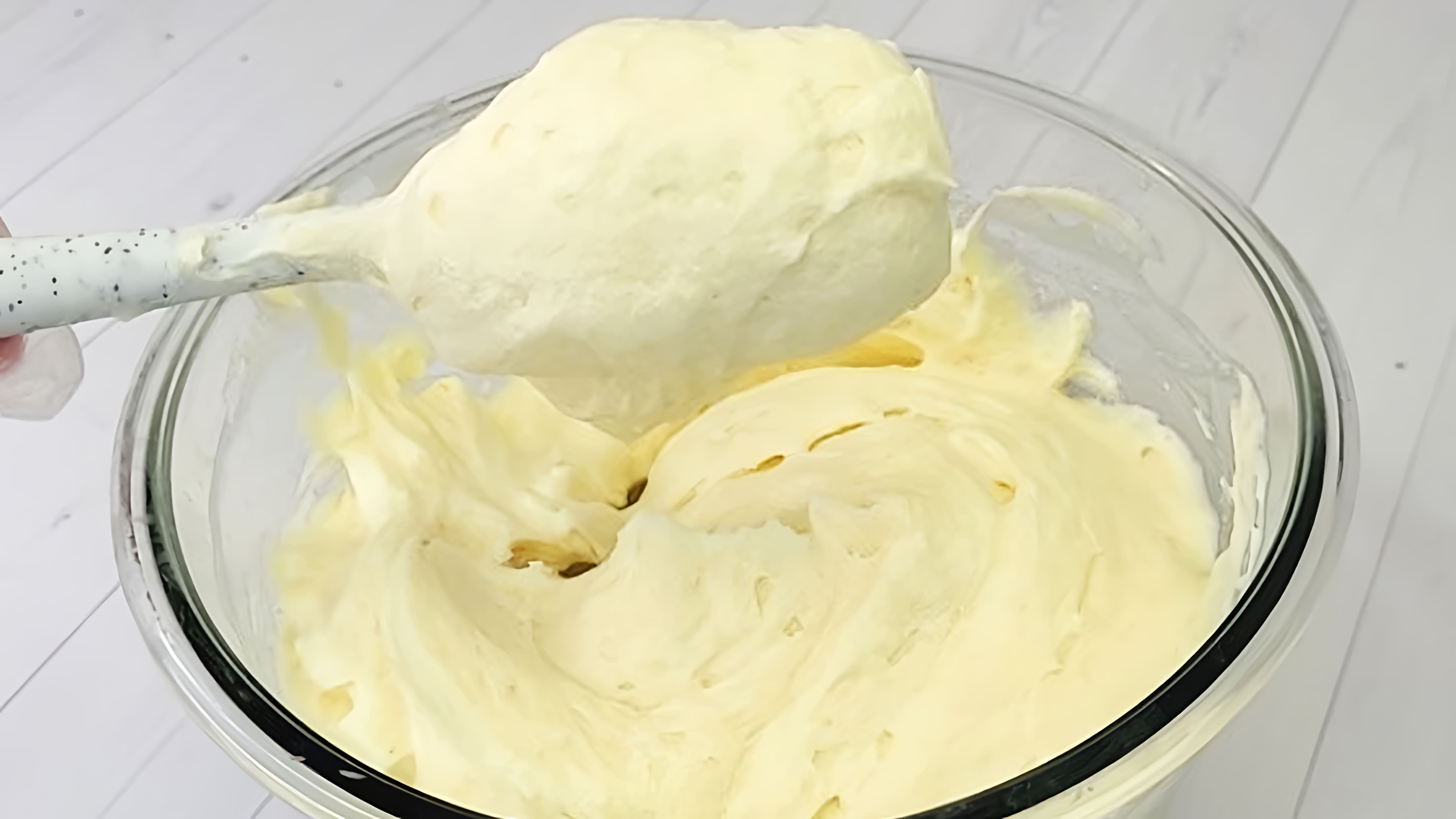 В этом видео демонстрируется рецепт простого и вкусного крема для торта без сливок