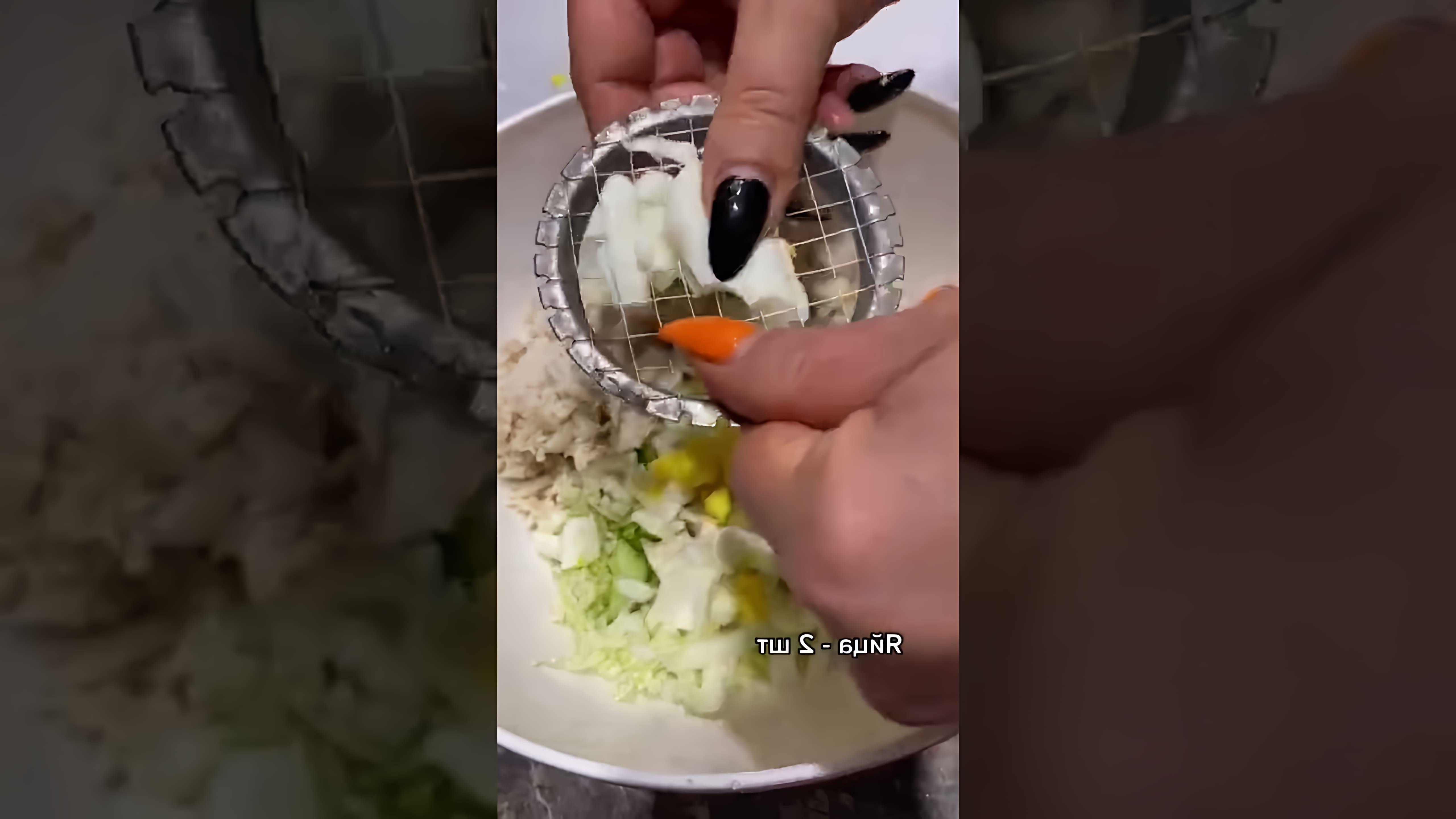 Видео посвящено приготовлению вкусного рецепта салата для похудения