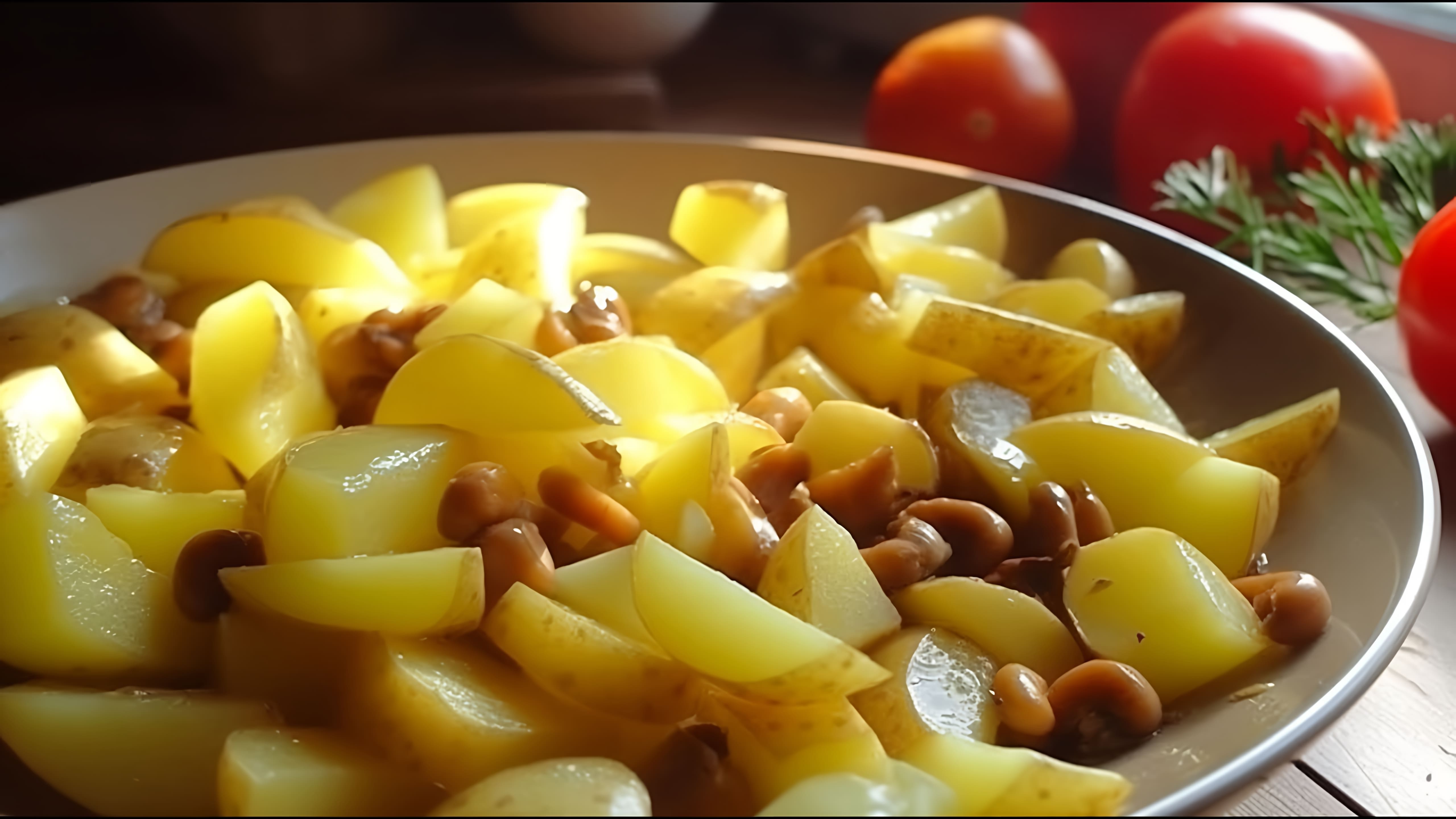 В этом видео демонстрируется процесс приготовления жареных грибов с картошкой и луком
