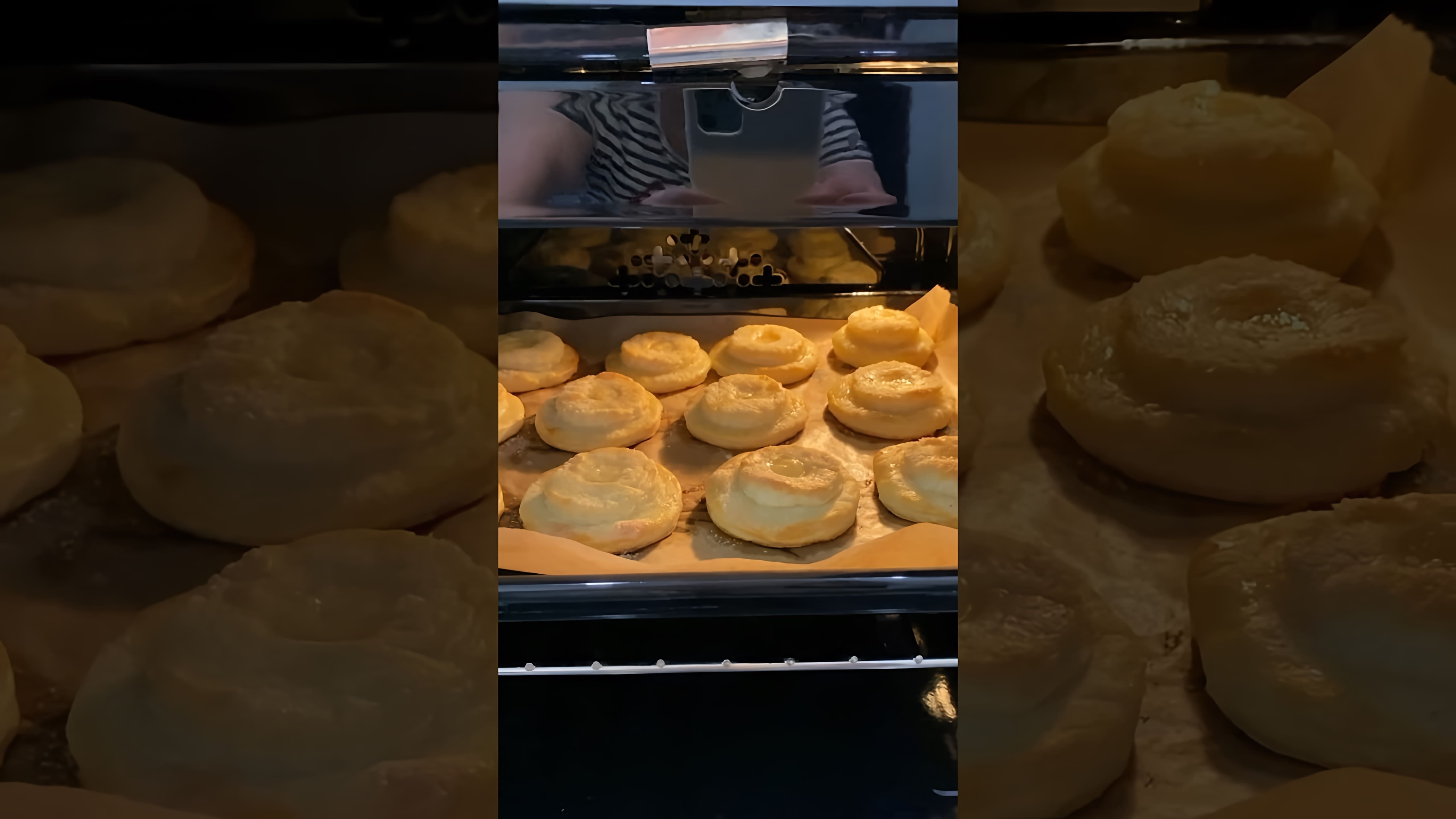 В этом видео-ролике мы увидим процесс приготовления вкусного и полезного десерта - творожной лакомки