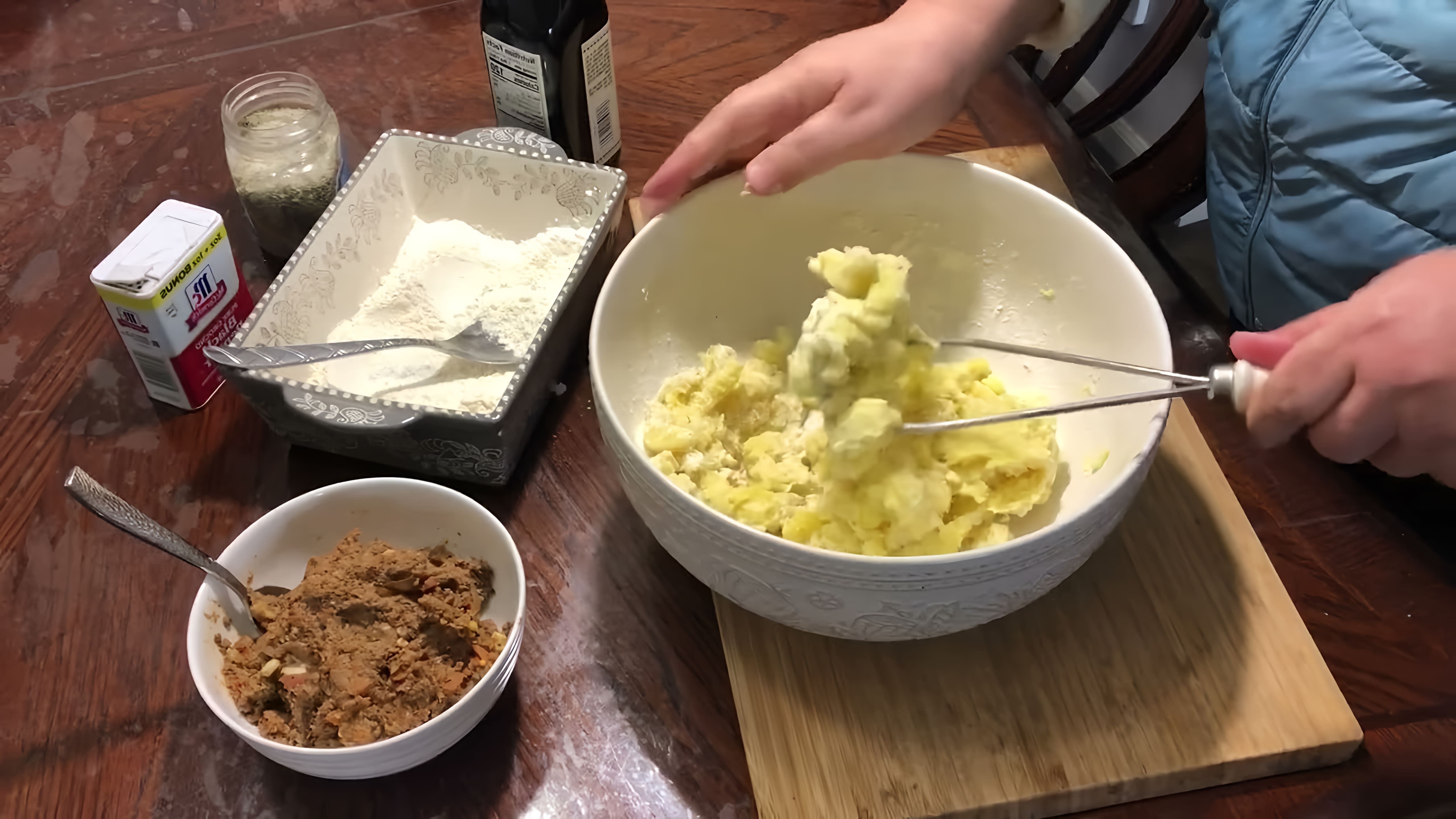 В этом видео демонстрируется процесс приготовления картофельных зраз с печеночной начинкой