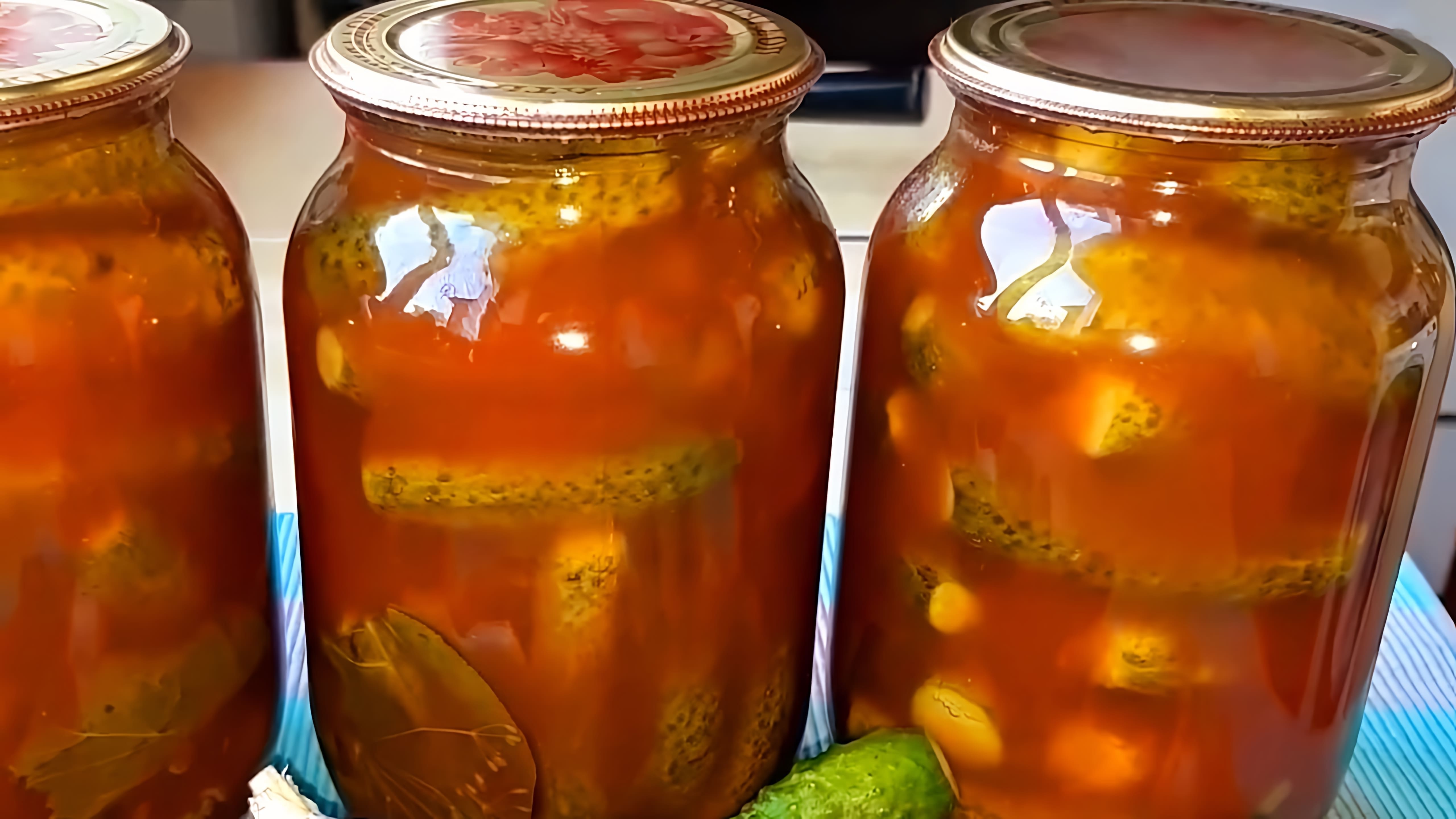 В этом видео демонстрируется процесс приготовления огурцов с кетчупом чили