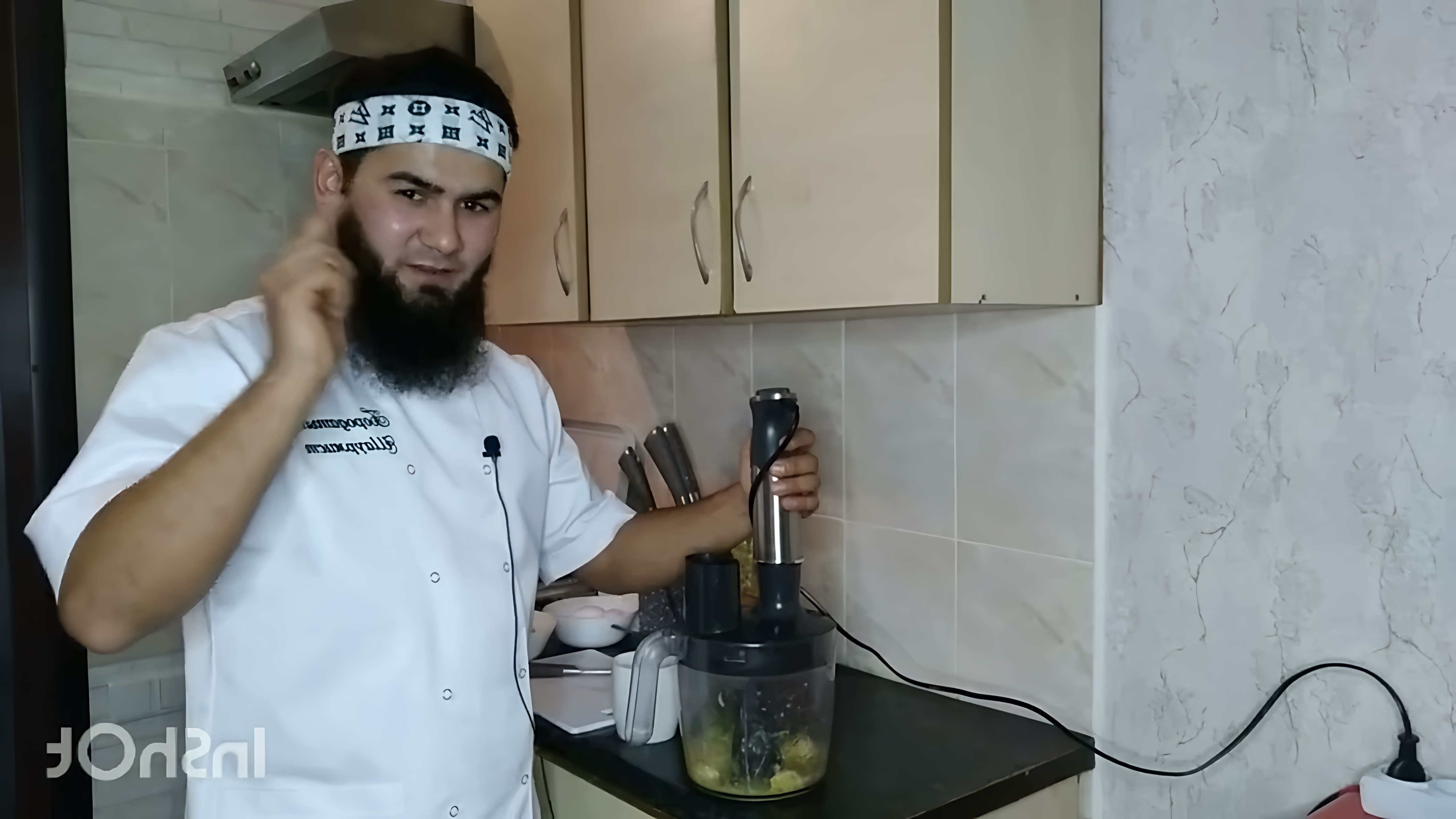 В данном видео демонстрируется процесс приготовления белого чесночного соуса для шаурмы и донера