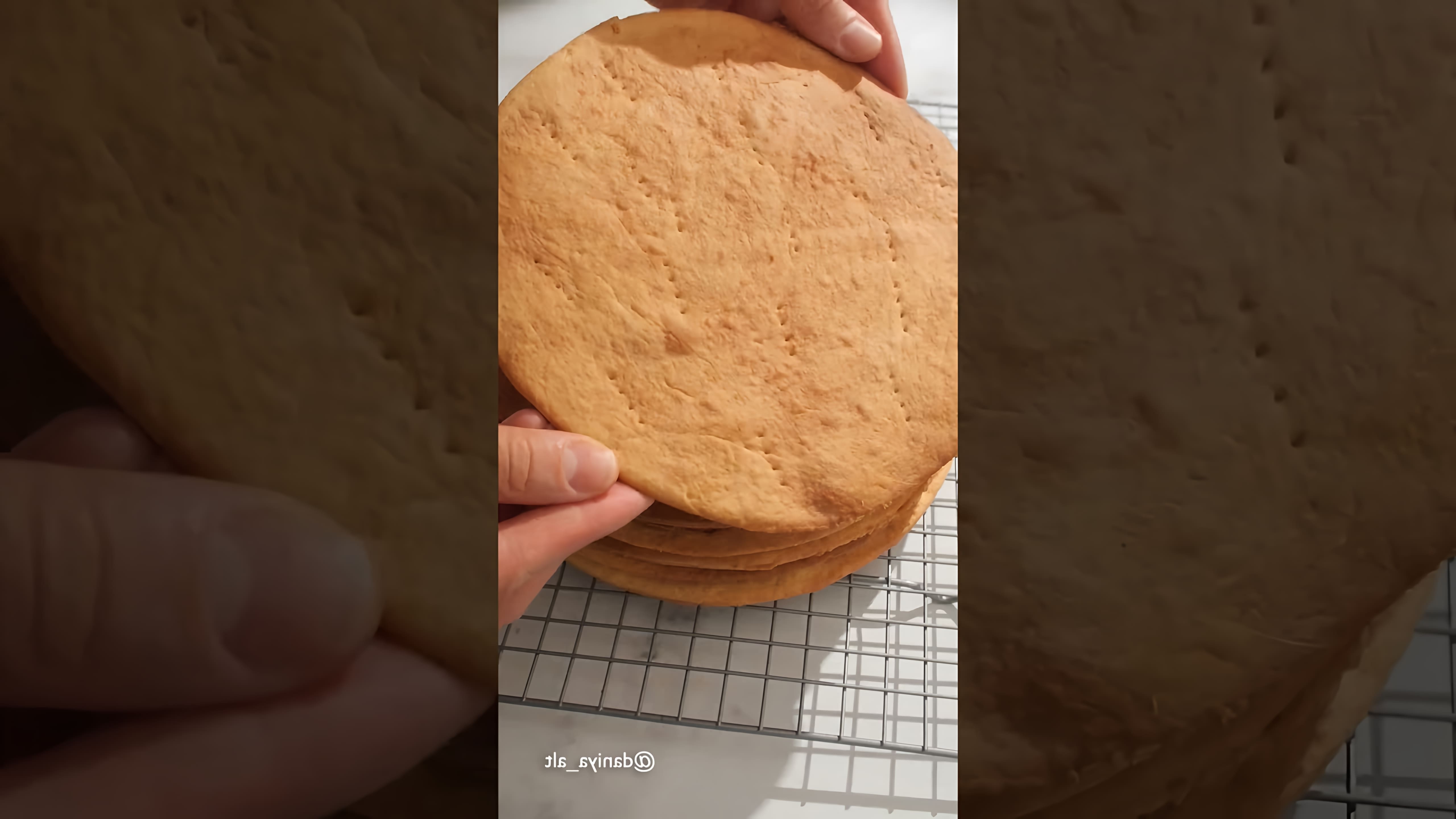 В этом видео демонстрируется процесс приготовления медовика - вкусного и ароматного торта
