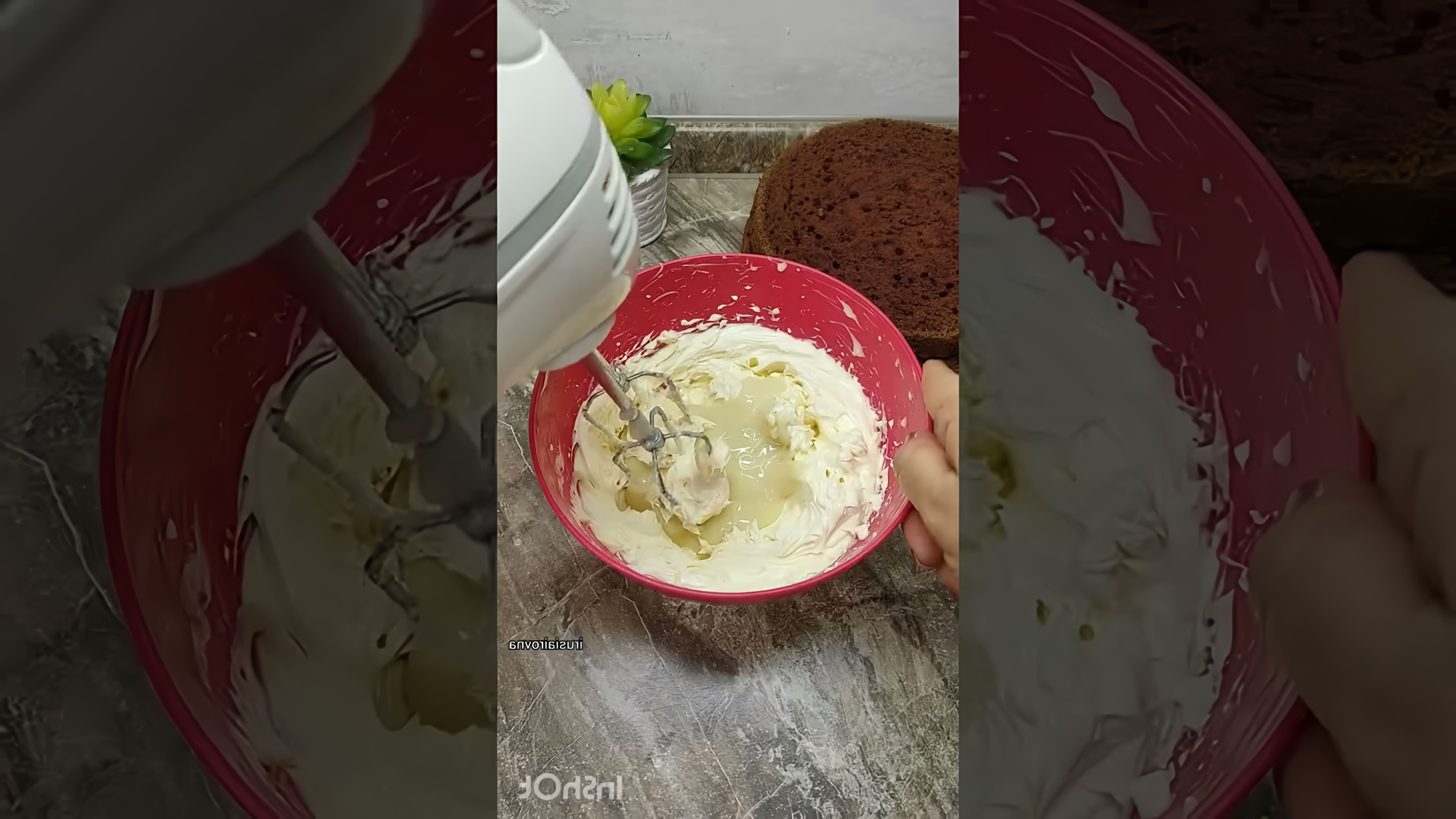 В этом видео демонстрируется рецепт шоколадного торта на кефире