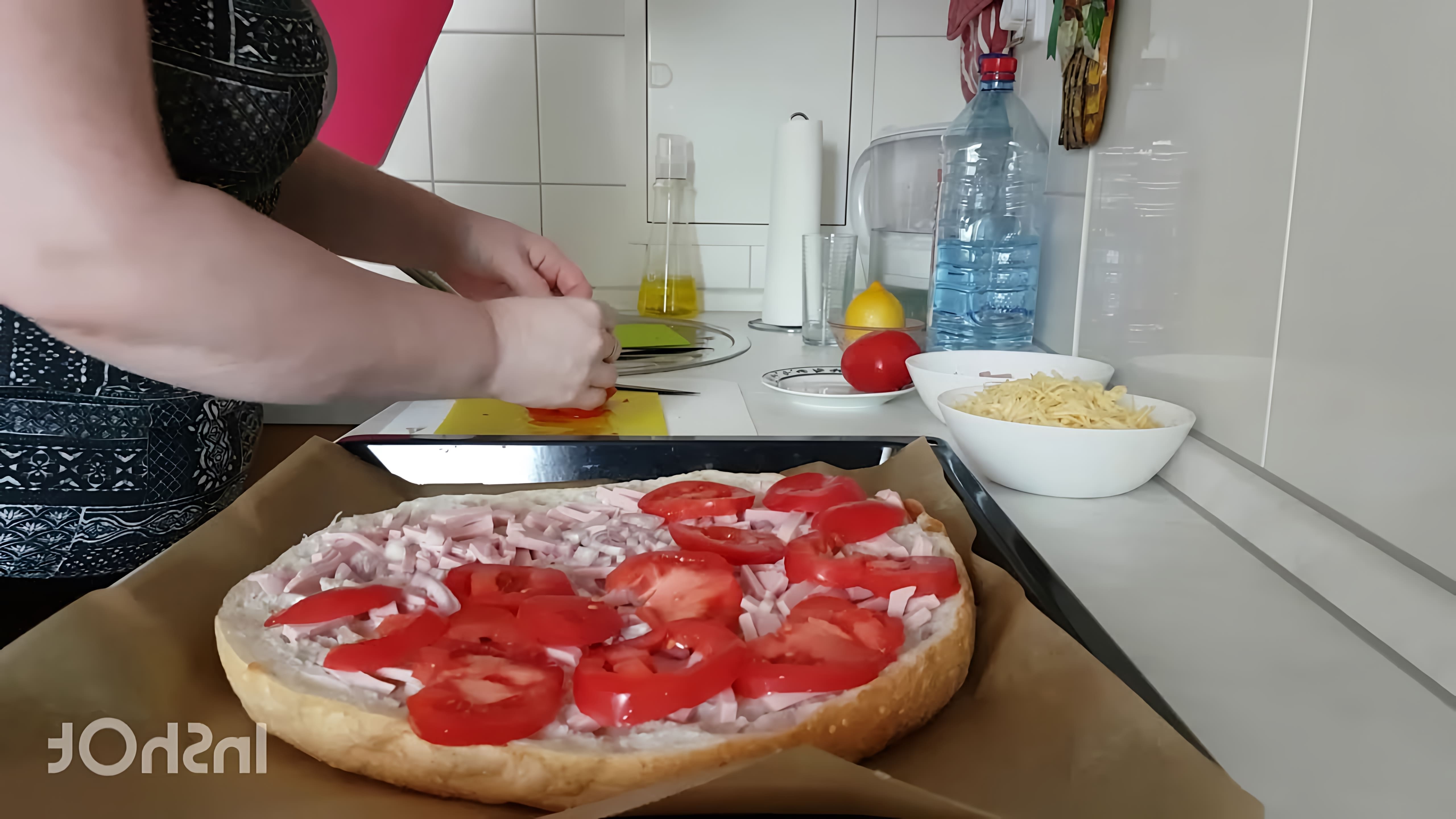 В этом видео демонстрируется процесс приготовления быстрой пиццы на лепешке