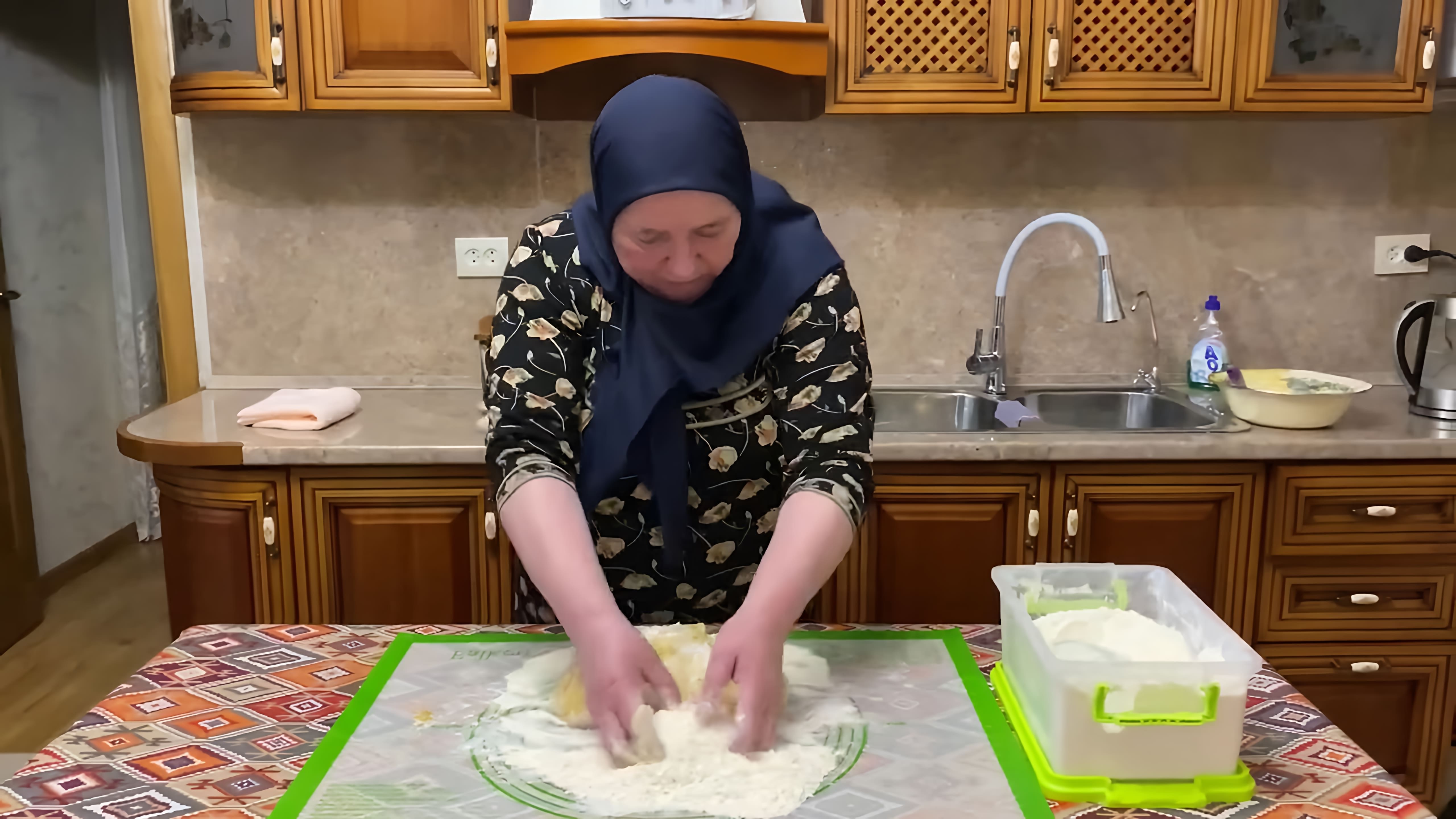 В этом видео демонстрируется процесс приготовления торта "Медовик" по маминому рецепту