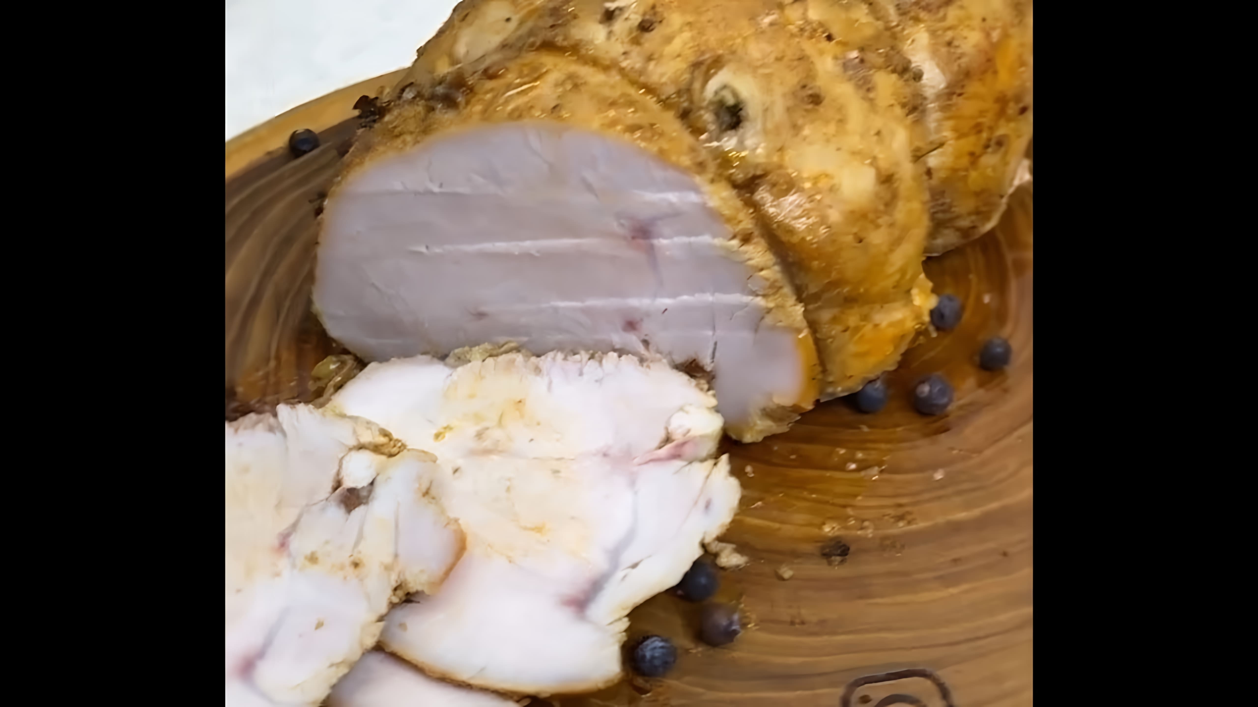 В этом видео демонстрируется рецепт приготовления пастромы из индейки в духовке