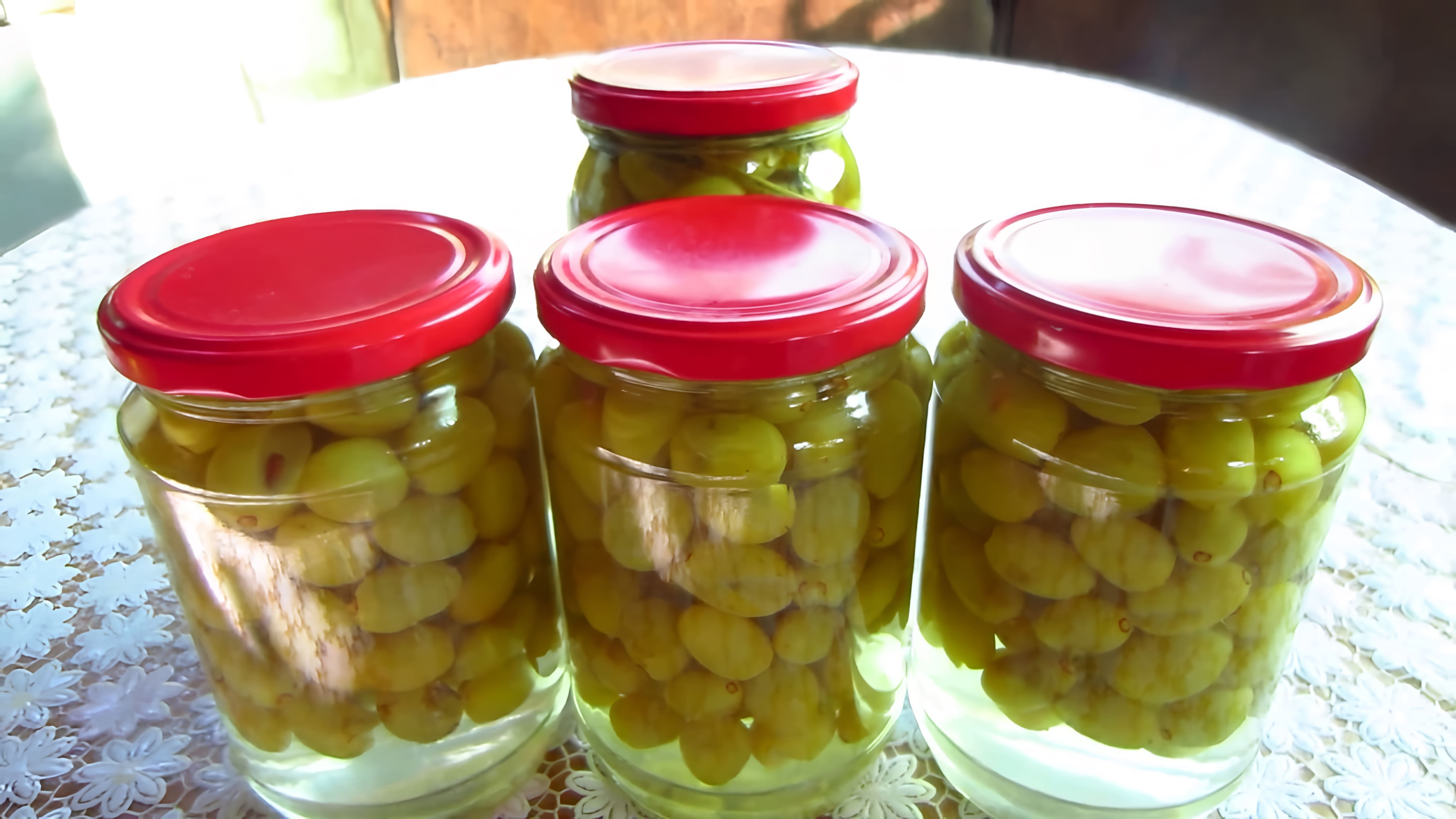 В этом видео Наталья демонстрирует процесс приготовления винограда в ванильном сиропе на зиму