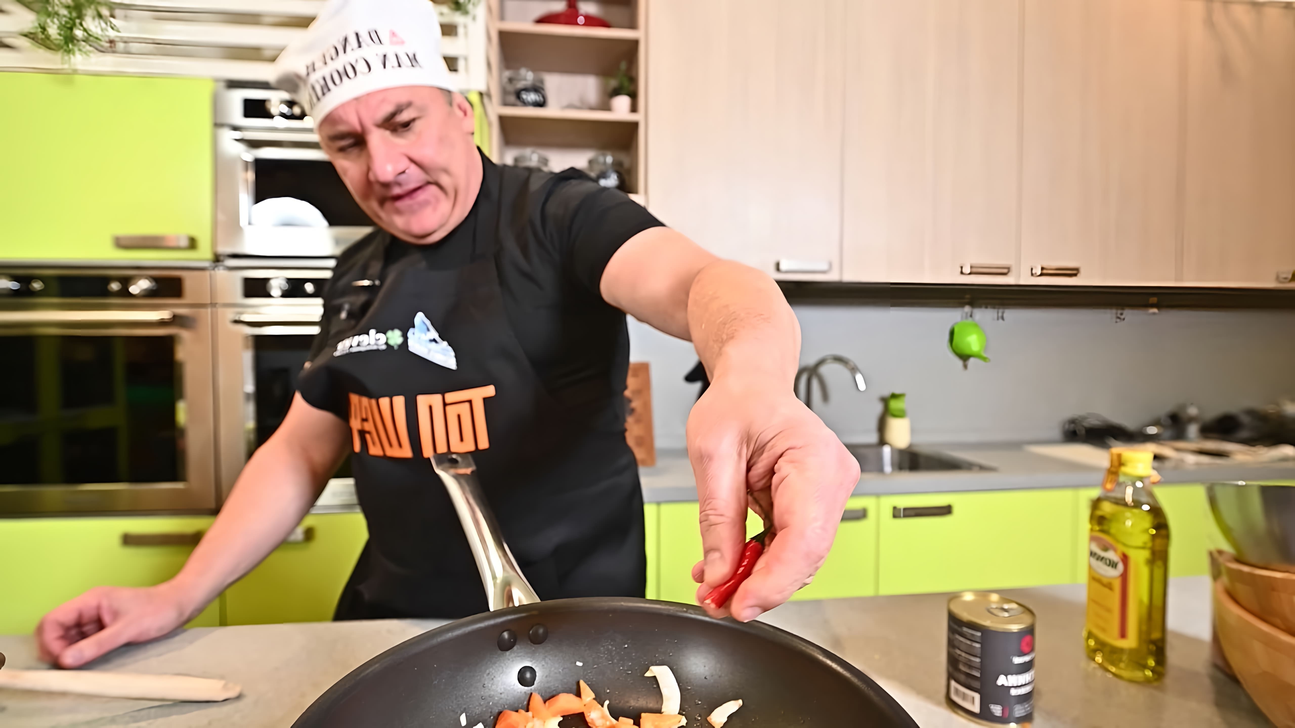 В этом видео демонстрируется процесс приготовления гречневой каши с тушенкой