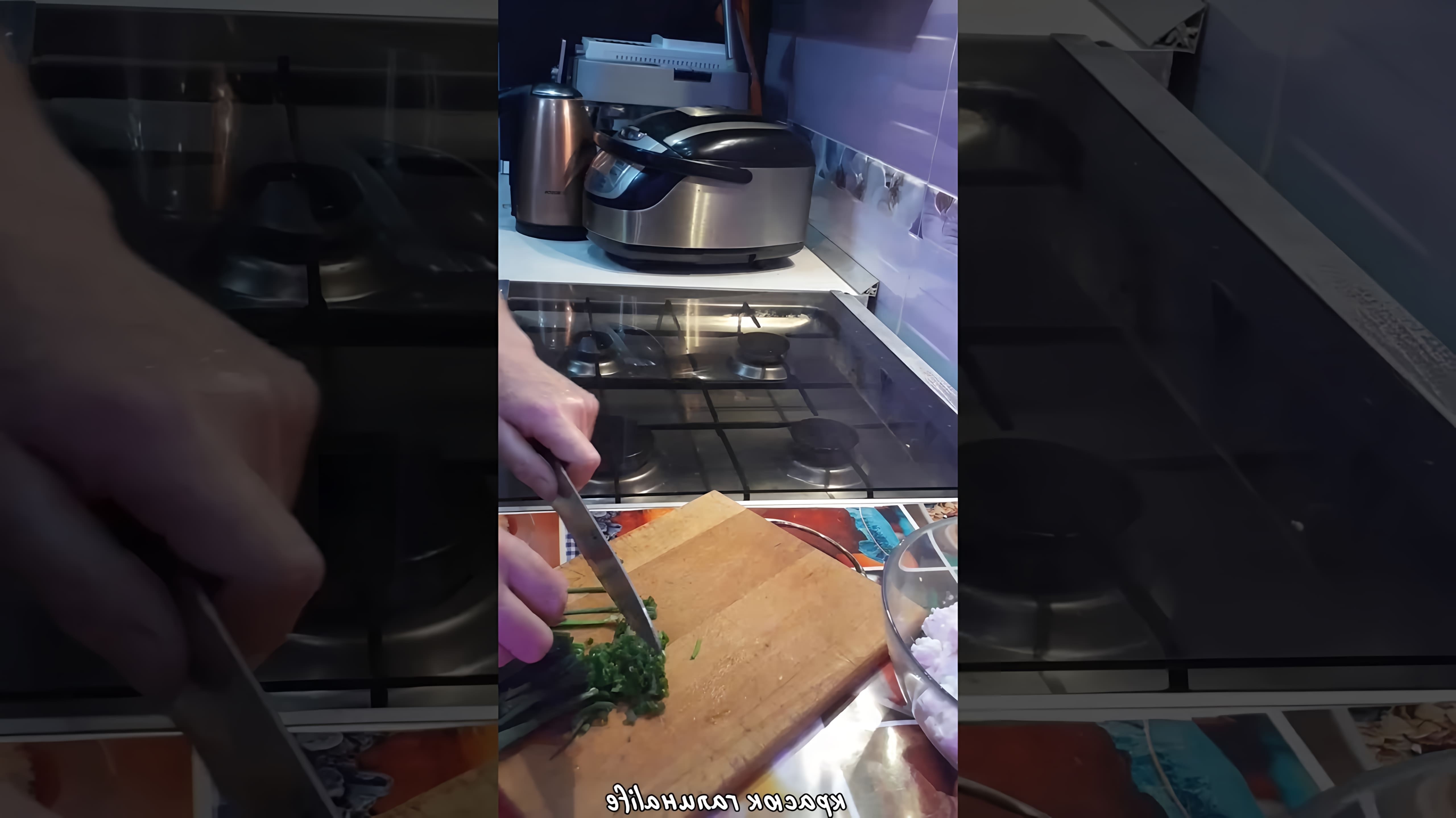 В этом видео демонстрируется процесс приготовления сырников с зеленым луком