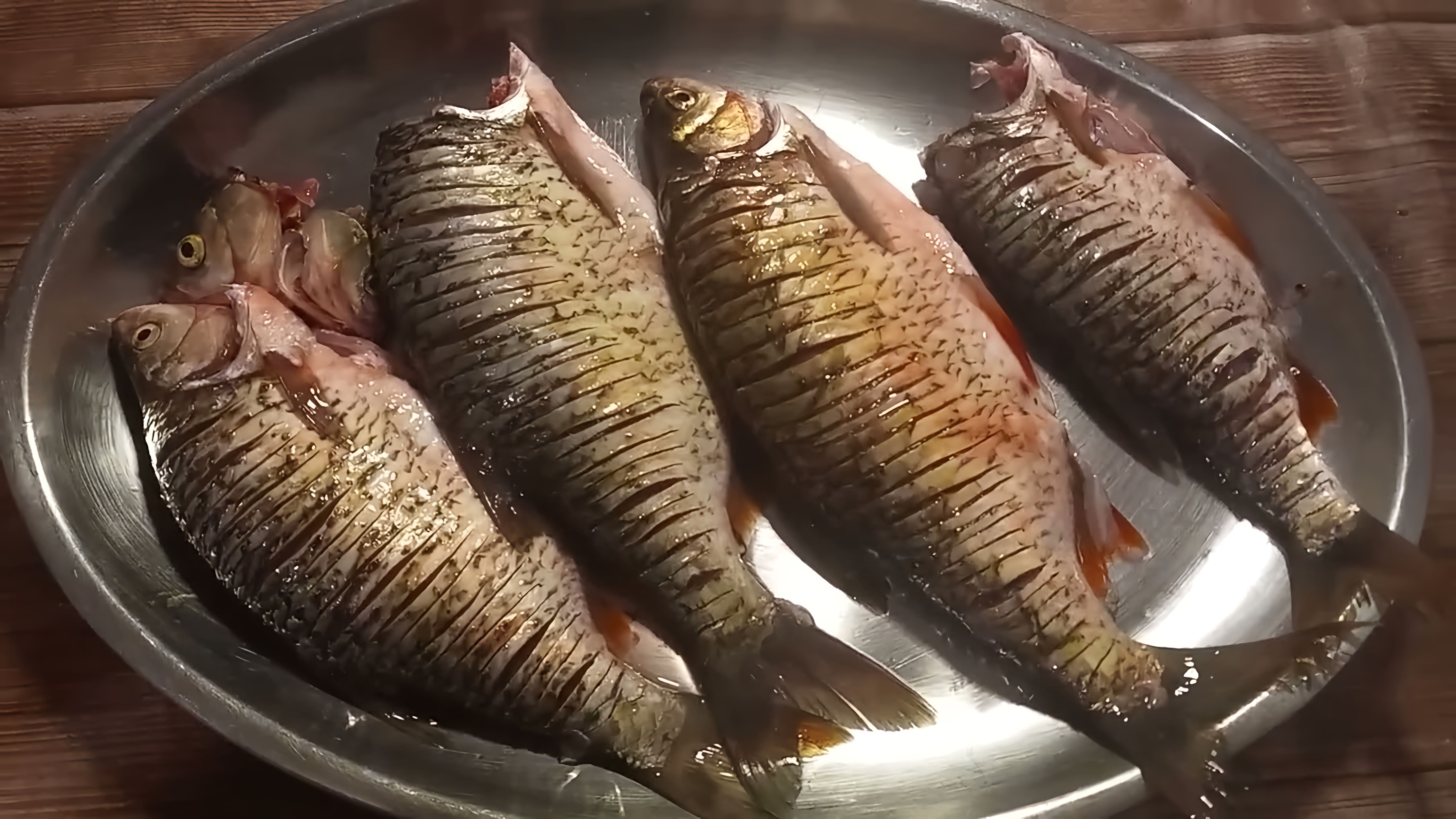 В этом видео демонстрируется рецепт приготовления жареной рыбы без костей