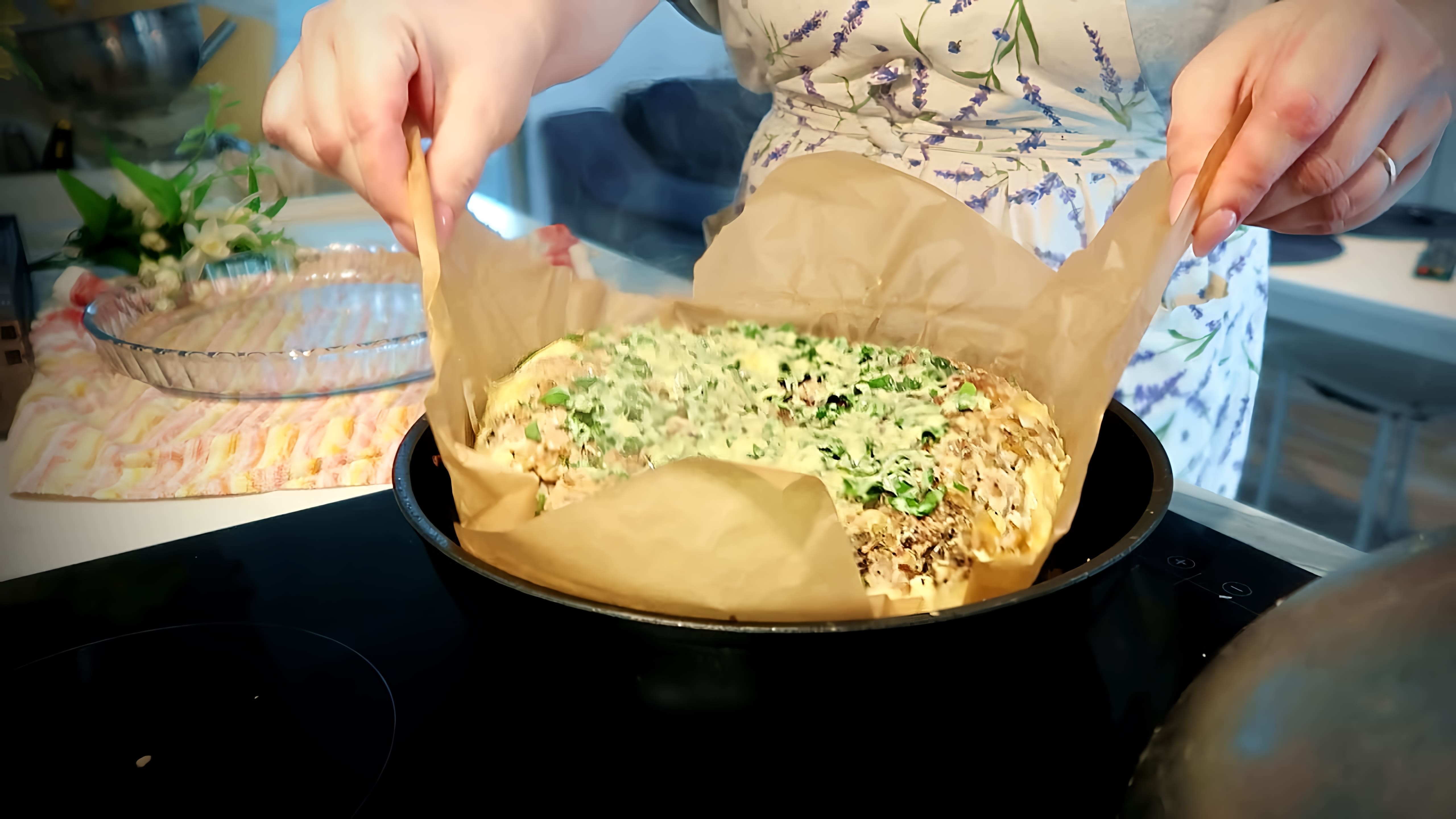 В этом видео демонстрируется процесс приготовления заливного пирога с фаршем на сковороде