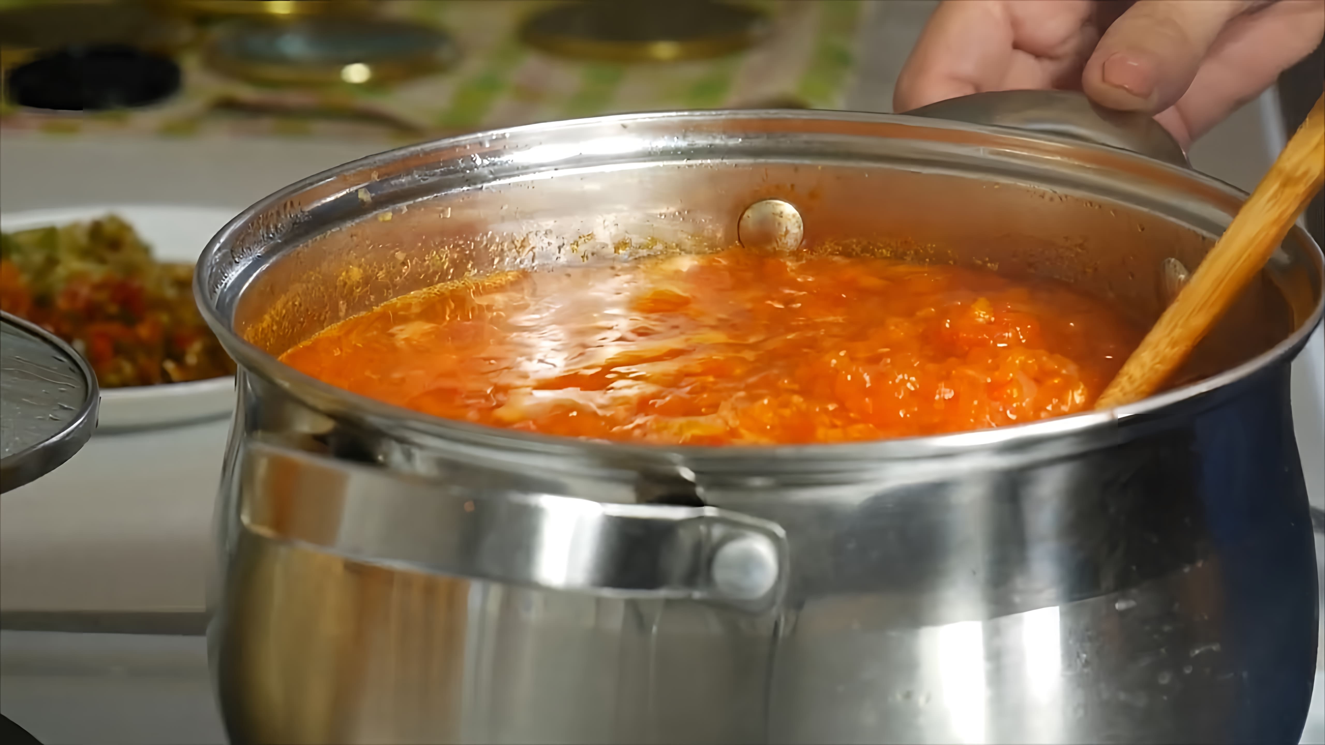В этом видео демонстрируется процесс приготовления остро-сладкой аджики из помидоров, перца, моркови, яблок, чеснока и уксуса