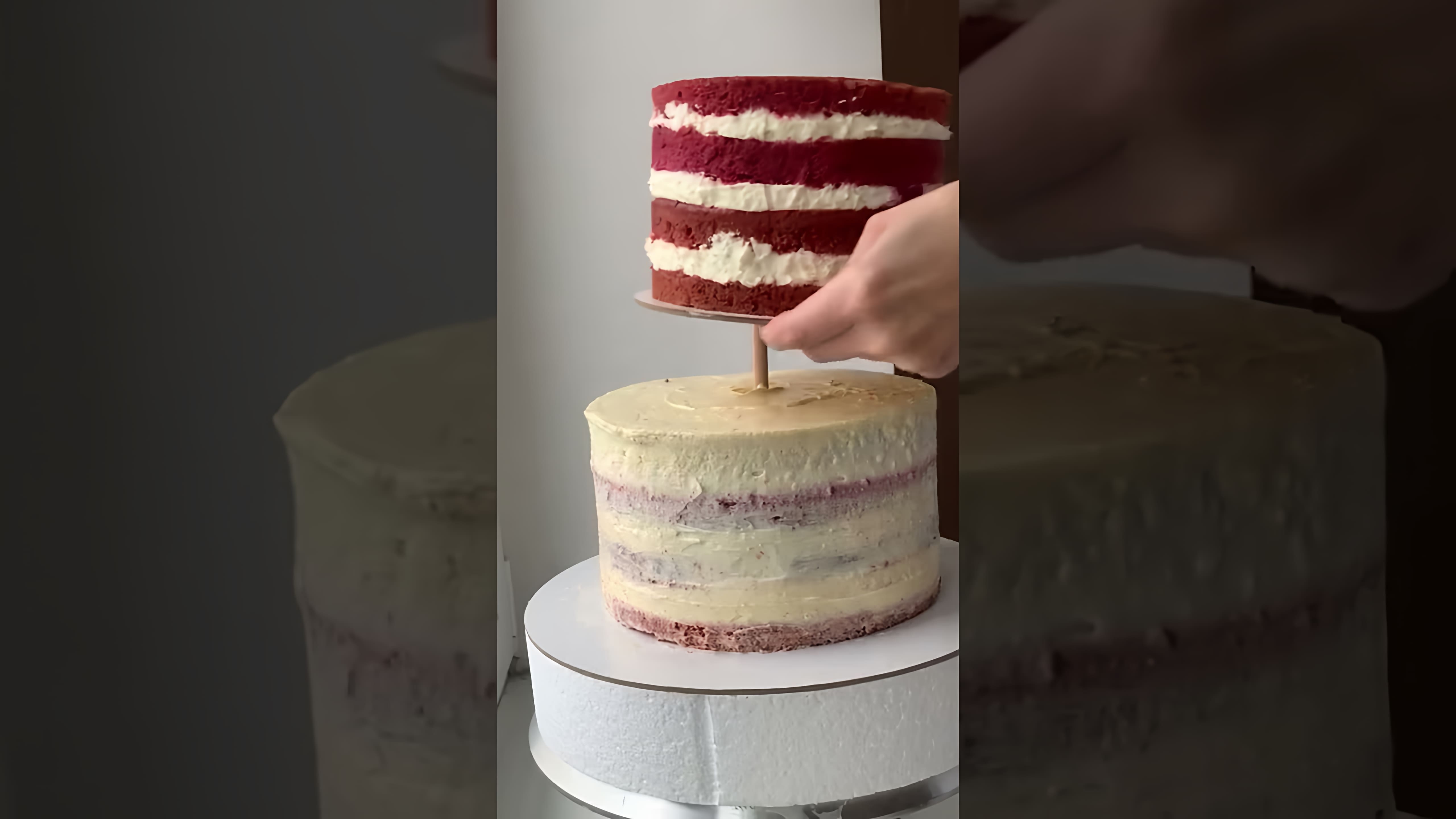 В этом видео кондитер показывает процесс создания двухъярусного свадебного торта