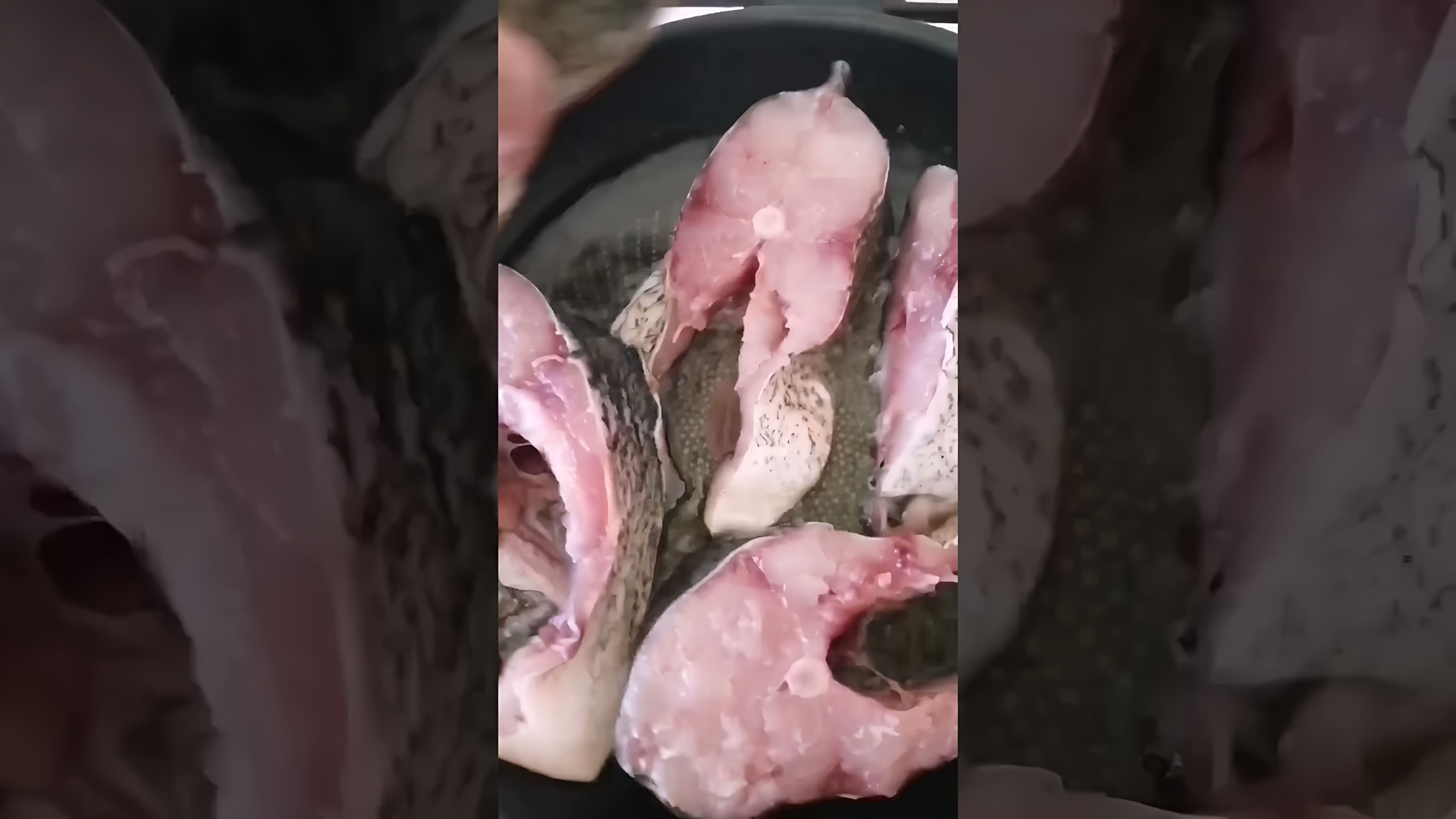 В этом видео демонстрируется процесс жарки рыбы без использования муки