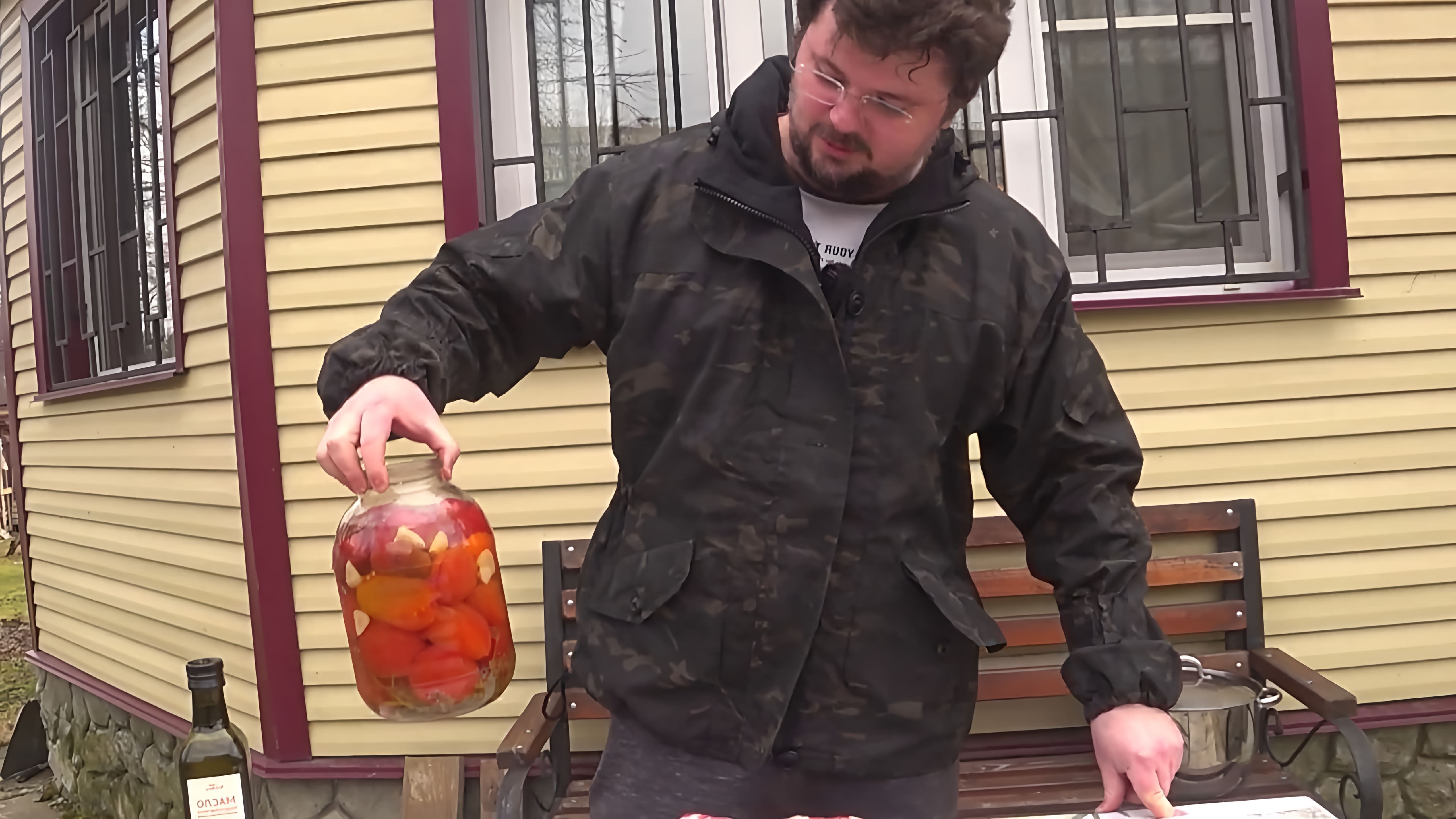 В этом видео демонстрируется рецепт приготовления шашлыка из свинины с использованием необычного маринада, в который входят консервированные домашние помидоры