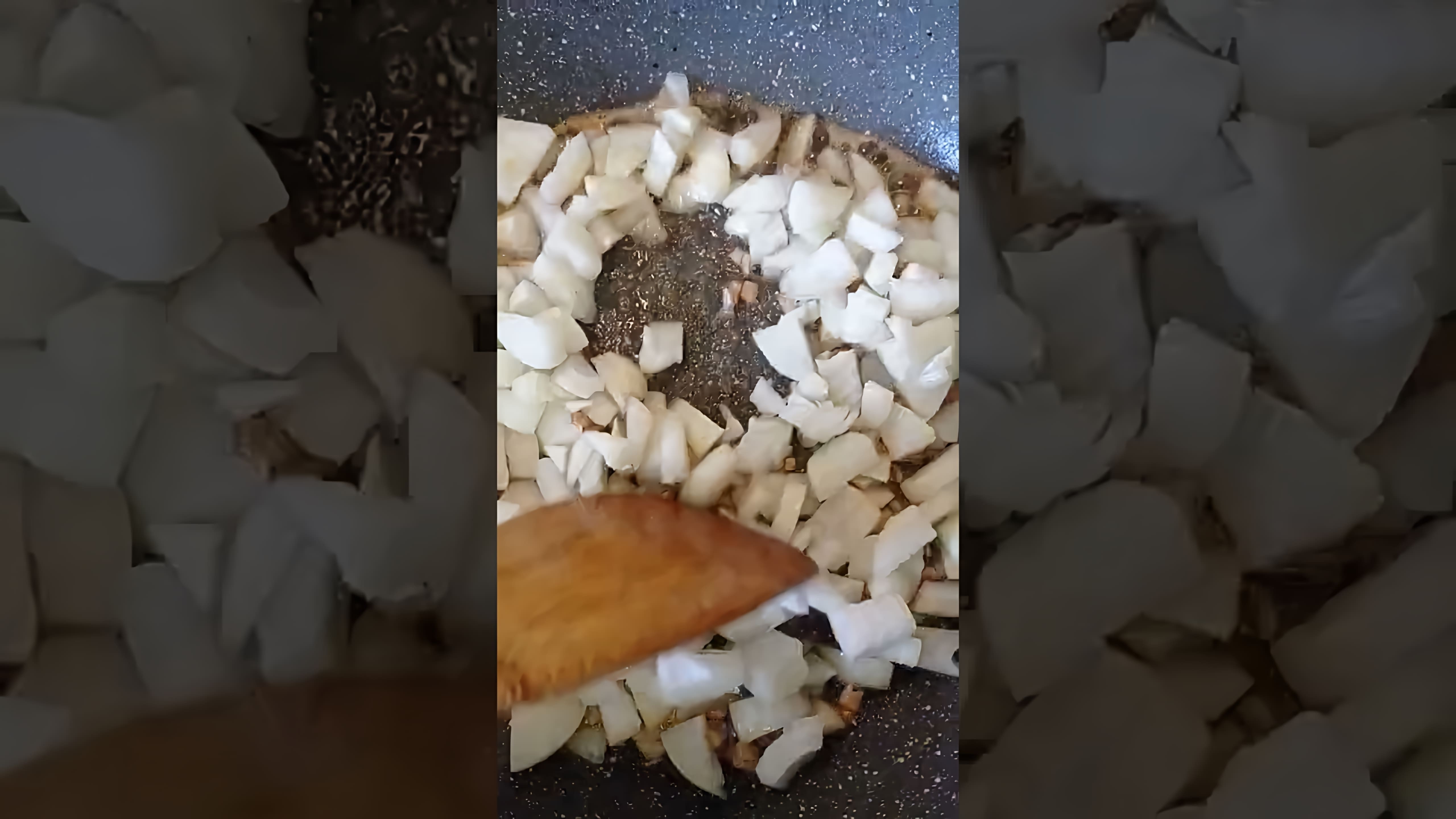 В этом видео демонстрируется простой рецепт приготовления жареных грибов со сметаной
